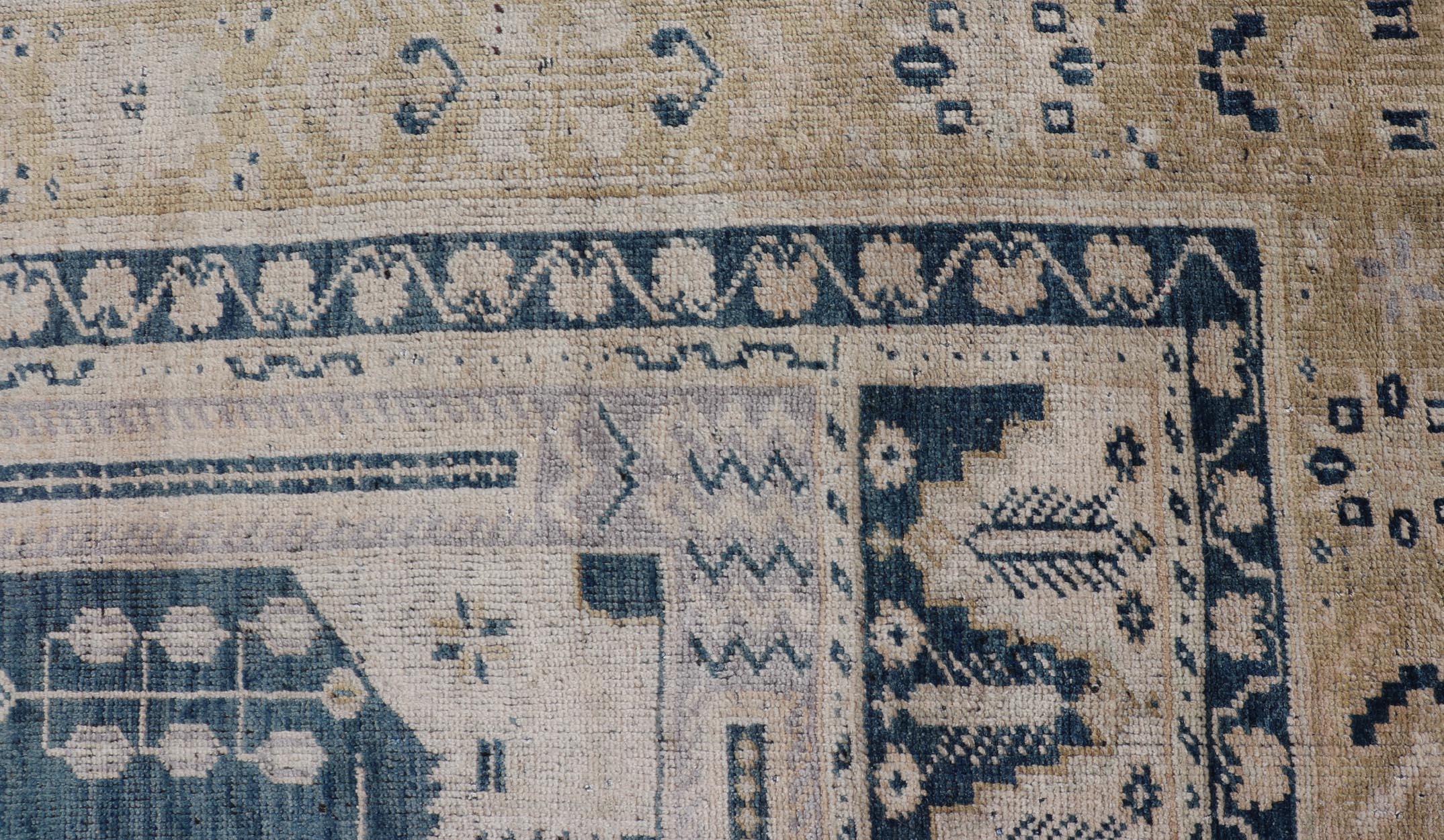 Annodato a mano Eleganza del tappeto turco Oushak vintage con intricati disegni blu e beige 6'4