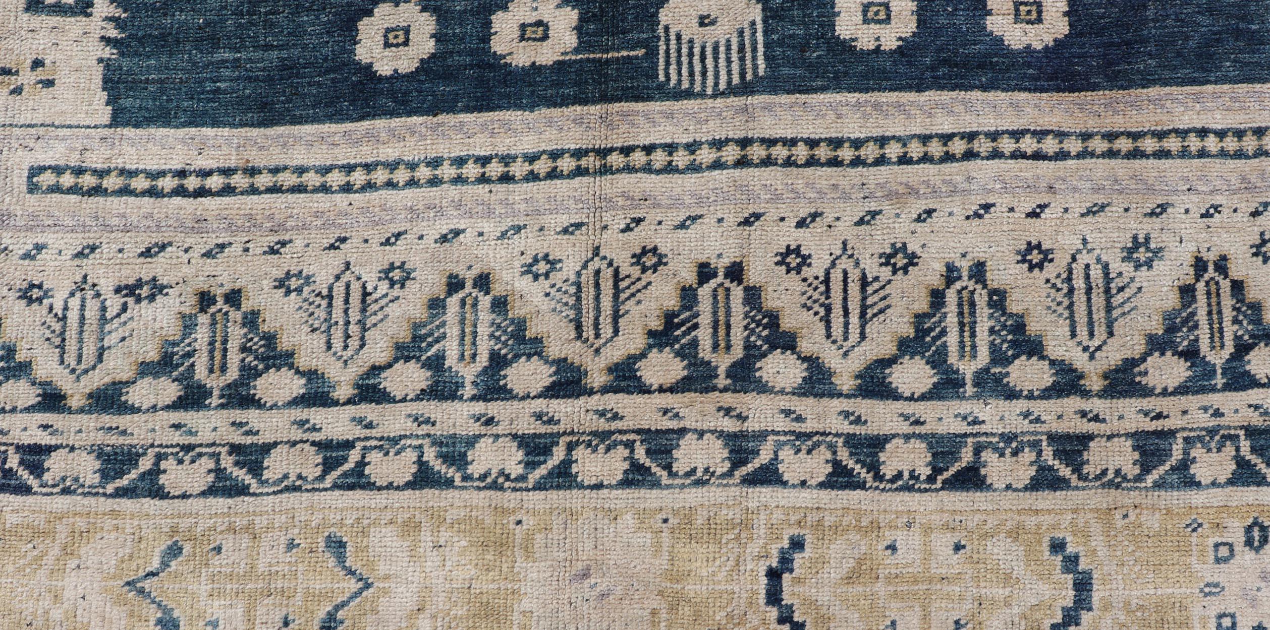 Eleganza del tappeto turco Oushak vintage con intricati disegni blu e beige 6'4