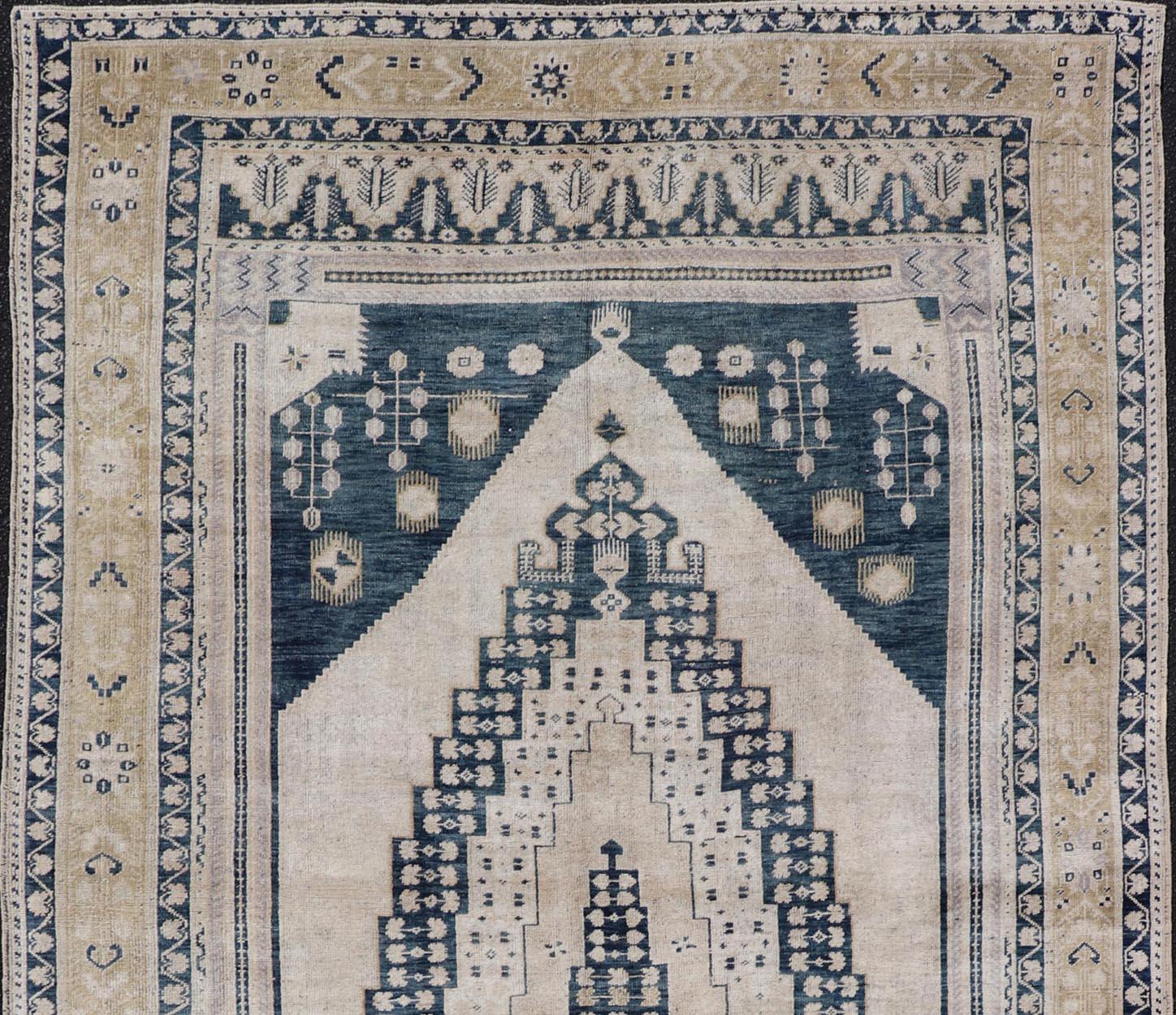 XX secolo Eleganza del tappeto turco Oushak vintage con intricati disegni blu e beige 6'4
