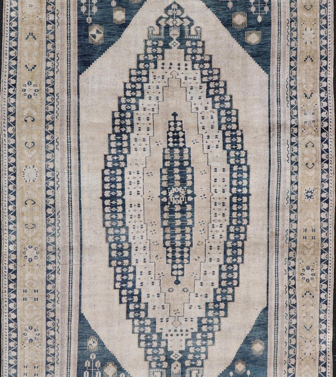 Lana Eleganza del tappeto turco Oushak vintage con intricati disegni blu e beige 6'4