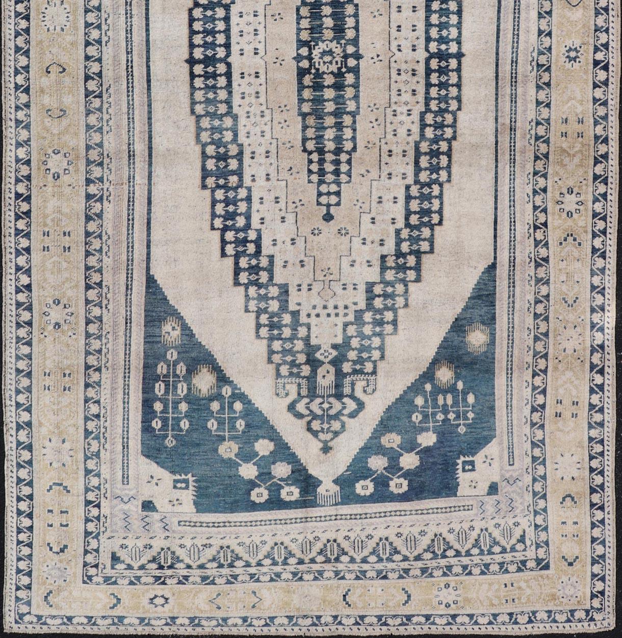 Eleganza del tappeto turco Oushak vintage con intricati disegni blu e beige 6'4