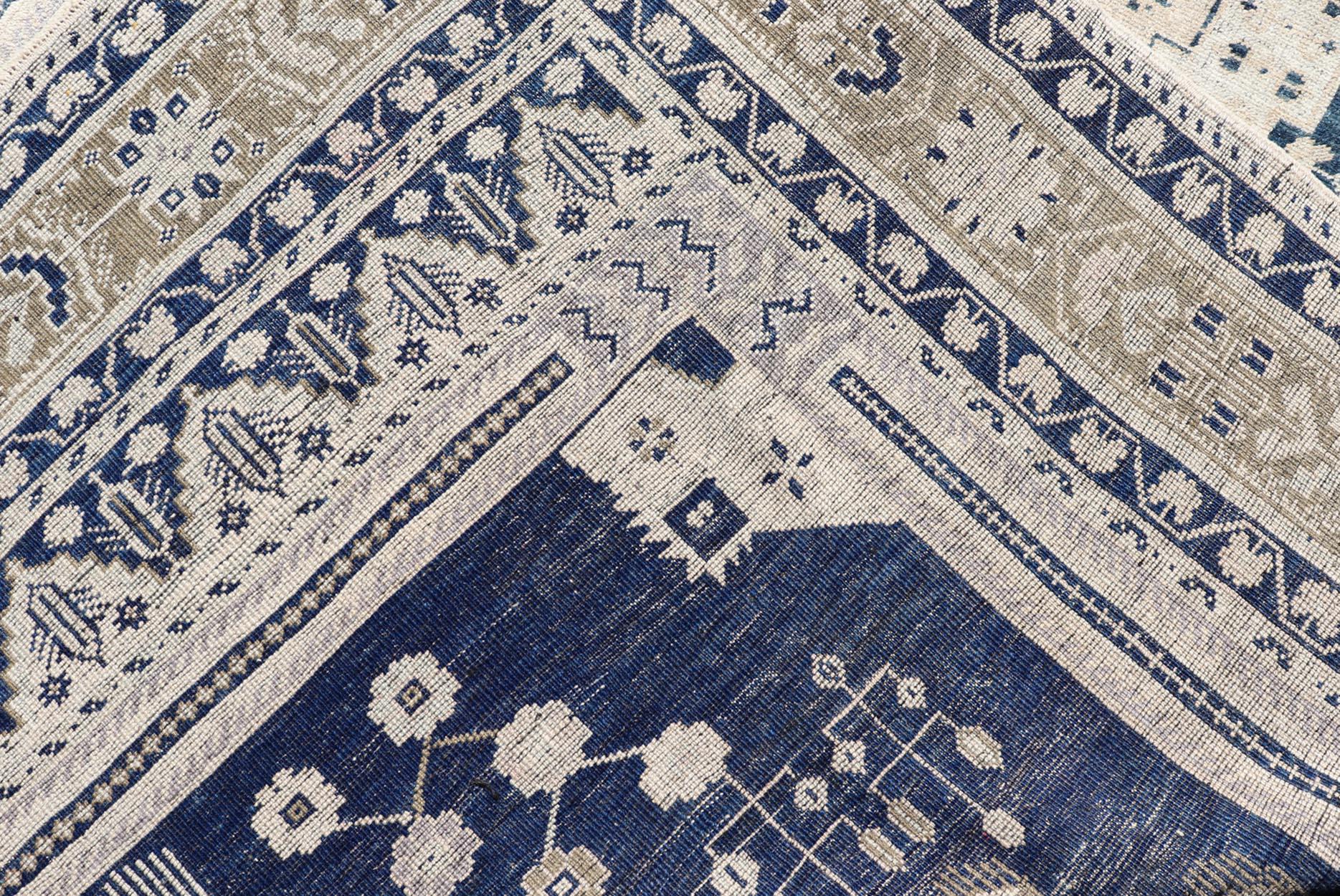Eleganza del tappeto turco Oushak vintage con intricati disegni blu e beige 6'4