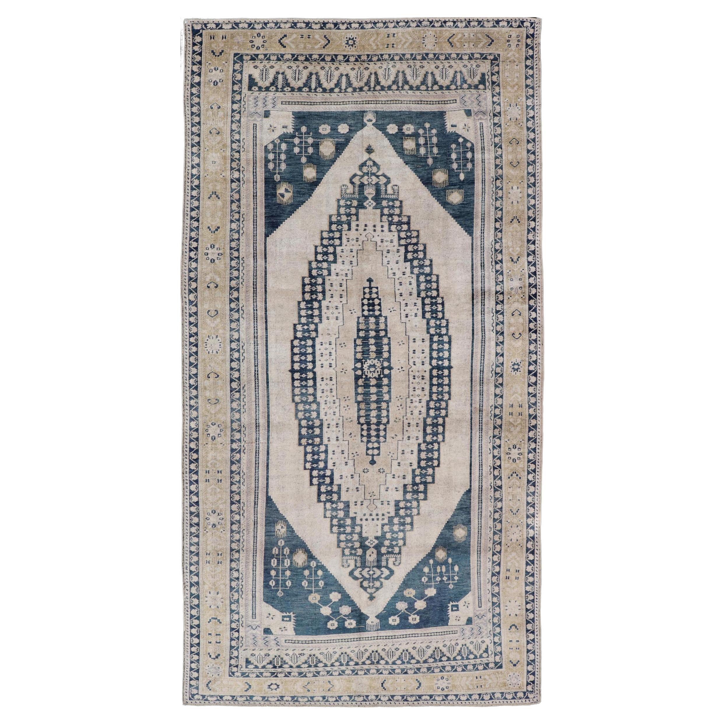 Eleganza del tappeto turco Oushak vintage con intricati disegni blu e beige 6'4" X13
