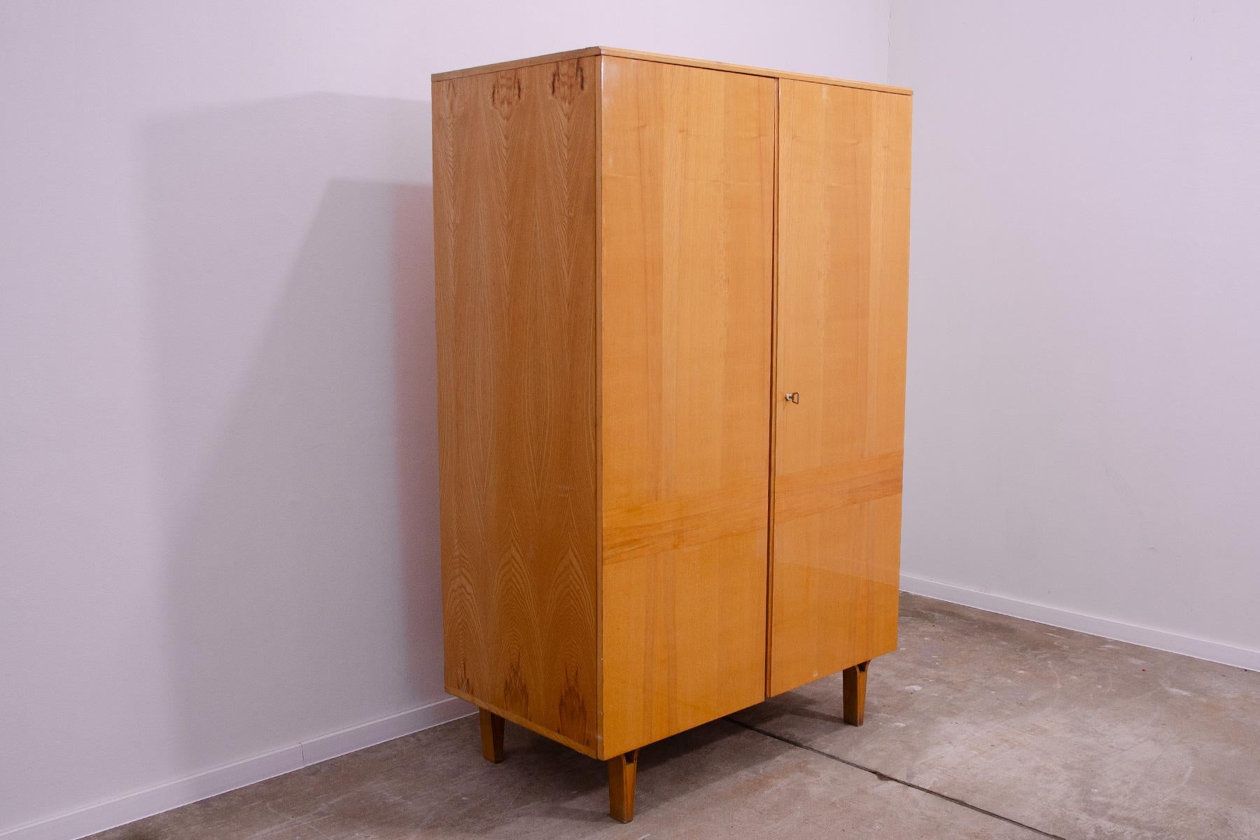 Mid-Century Modern Elegance de l'armoire vintage de Novy Domov, années 1970, Tchécoslovaquie en vente