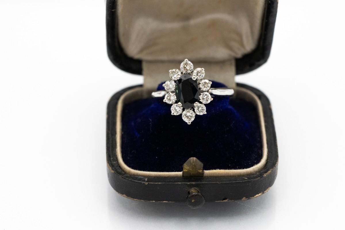 Brilliant Cut Elegant vintage white gold ring with 1.50ct sapphire and 0.90ct diamonds. For Sale