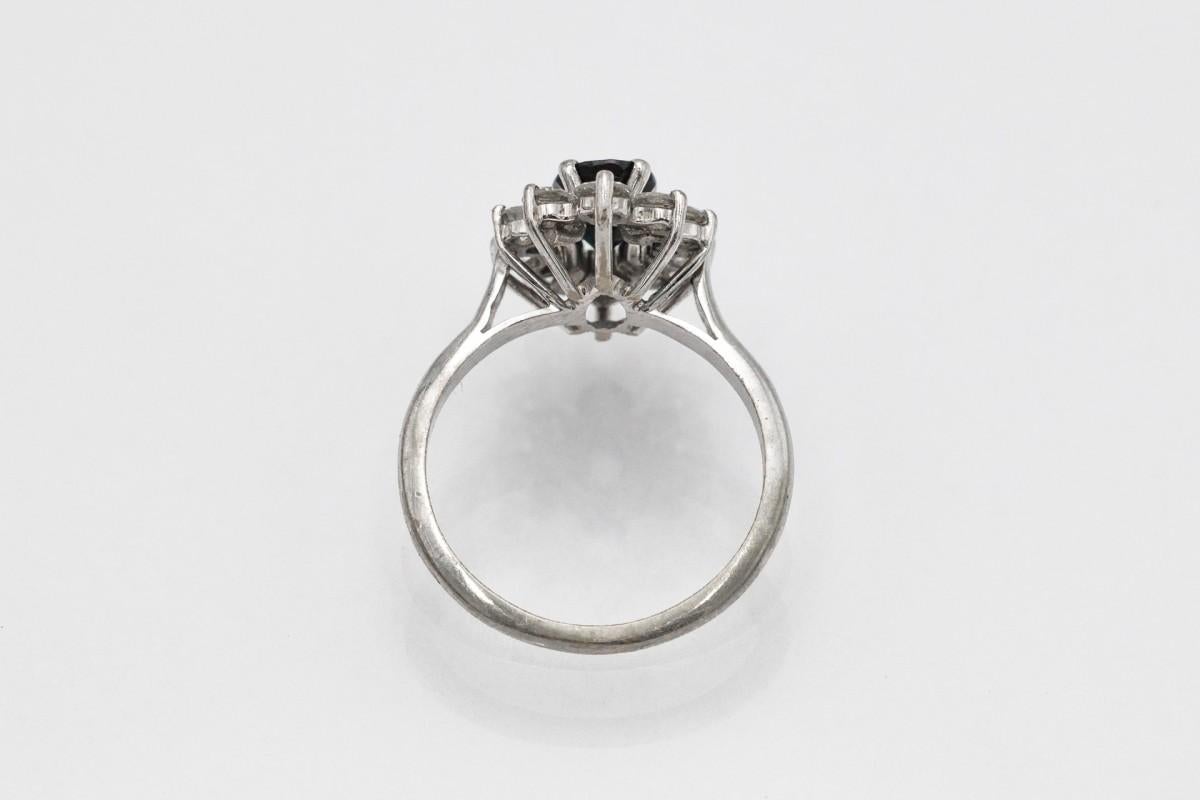 Elegant vintage white gold ring with 1.50ct sapphire and 0.90ct diamonds. In Good Condition For Sale In Chorzów, PL