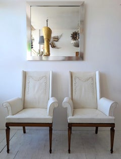 Eleganza delle poltrone vintage in pelle bianca Hollywood Regency con braccioli a voluta 2 DISPONIBILI
