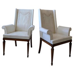 Eleganza delle poltrone vintage in pelle bianca Hollywood Regency con braccioli a voluta 2 DISPONIBILI