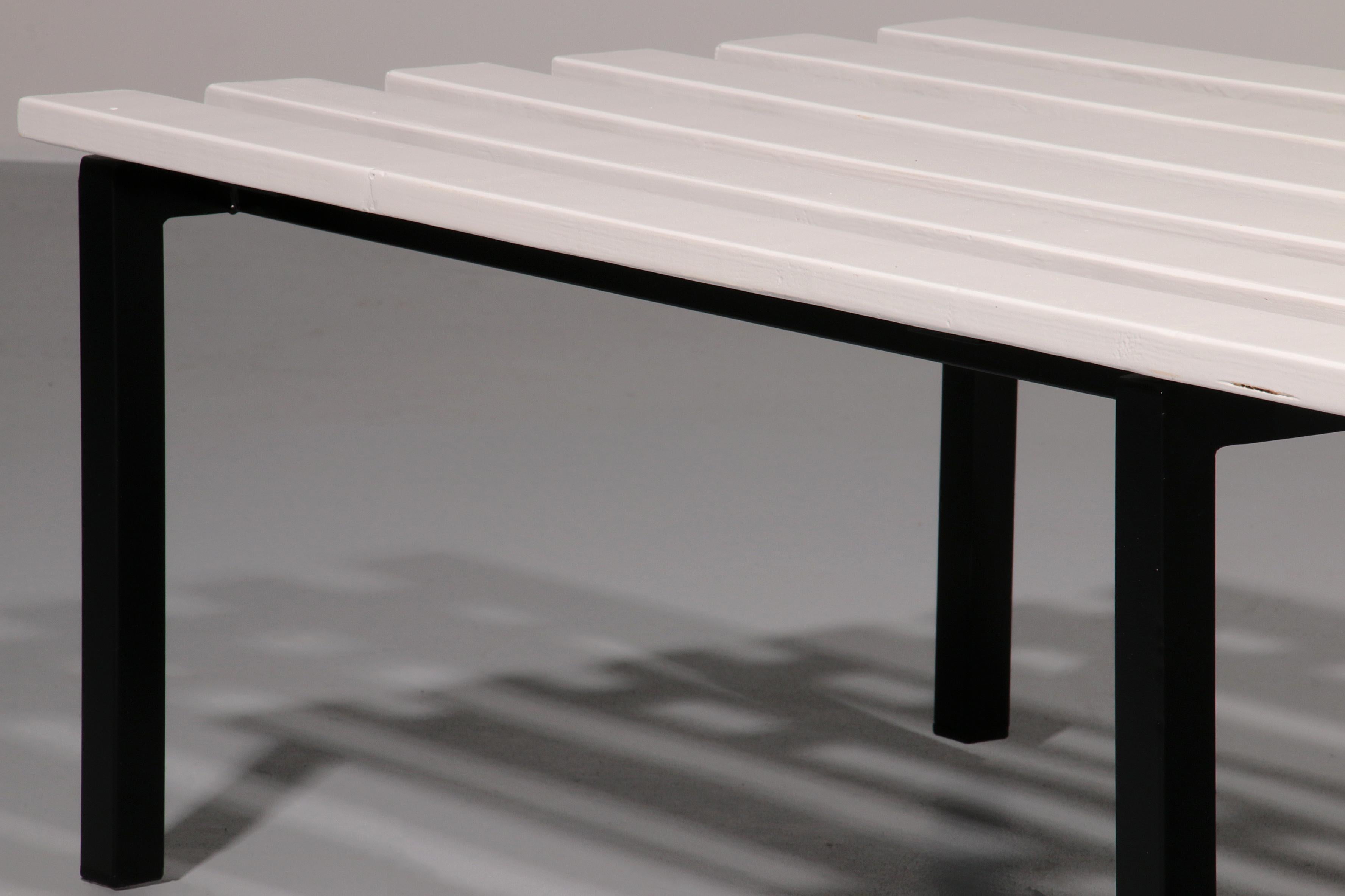 Elegance - Banc vintage en bois blanc avec piètement en métal noir - Un design Timeless en vente 3