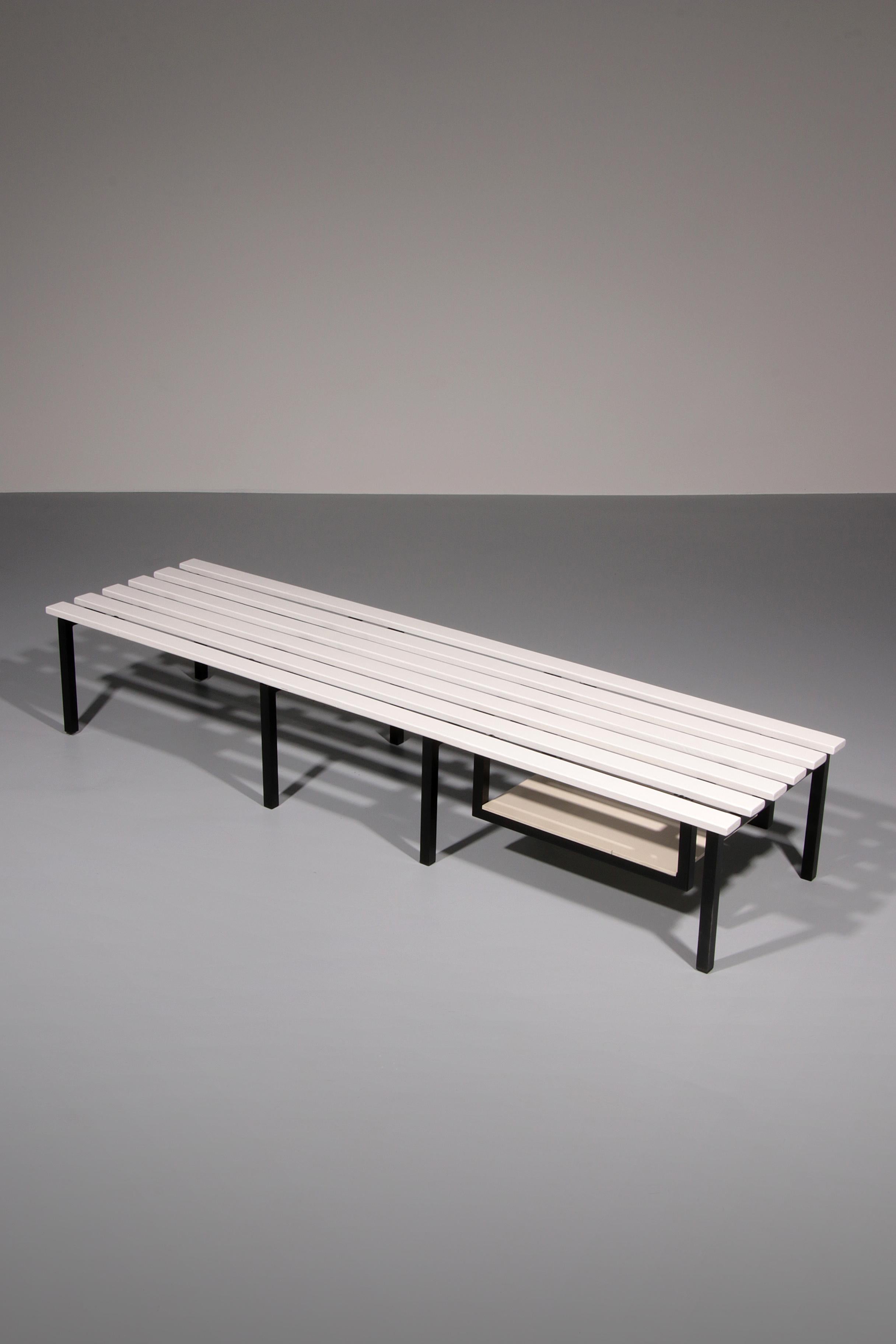

Un banc élégant et intemporel, inspiré par le style de Mart Visser. Fabriqué aux Pays-Bas dans les années 1950, il est parfait pour être utilisé comme banc ou table d'appoint.

✓ Cadre en métal noir robuste
✓ Étagère supplémentaire pour plus de