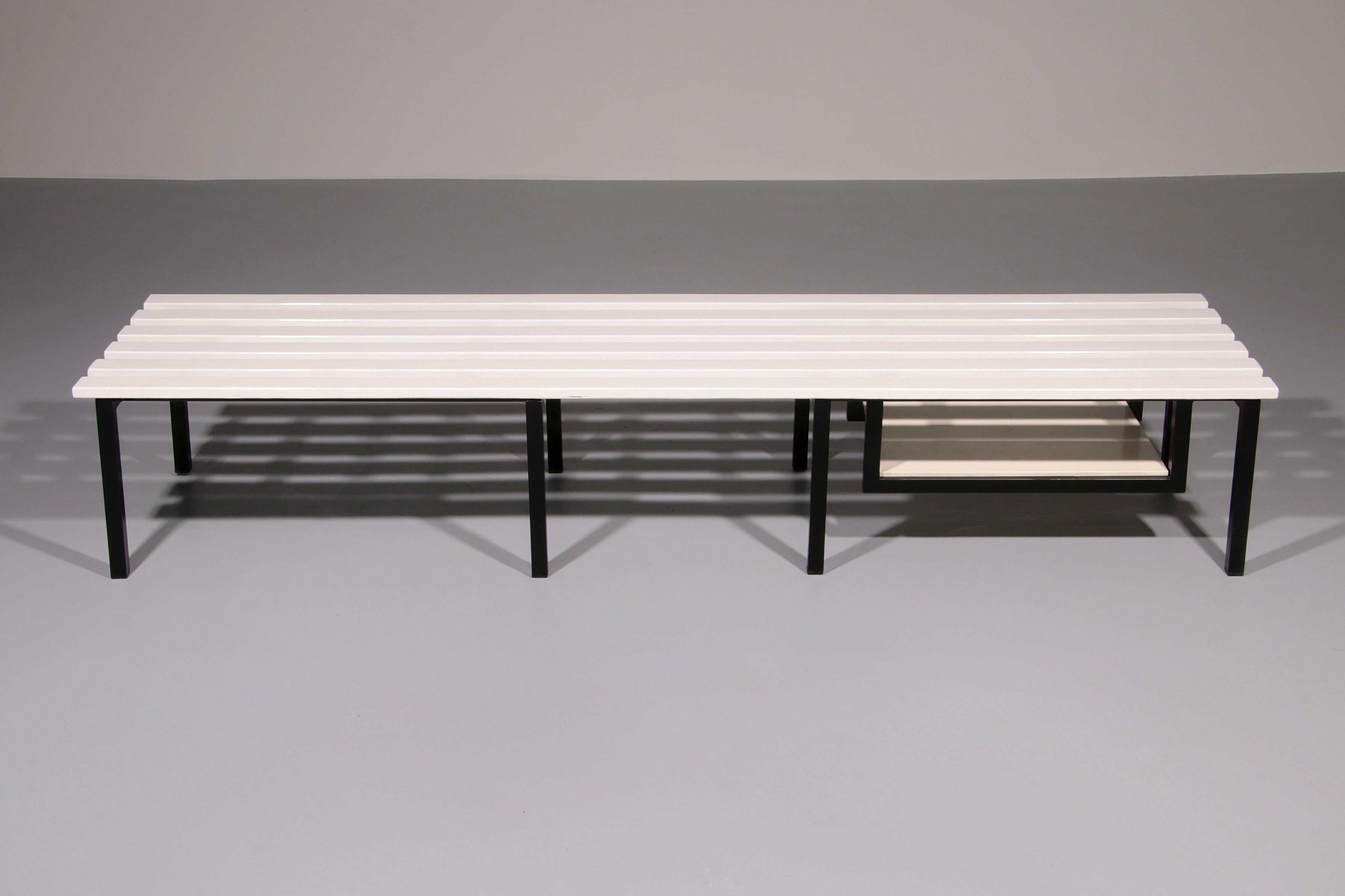 Mid-Century Modern Elegance - Banc vintage en bois blanc avec piètement en métal noir - Un design Timeless en vente