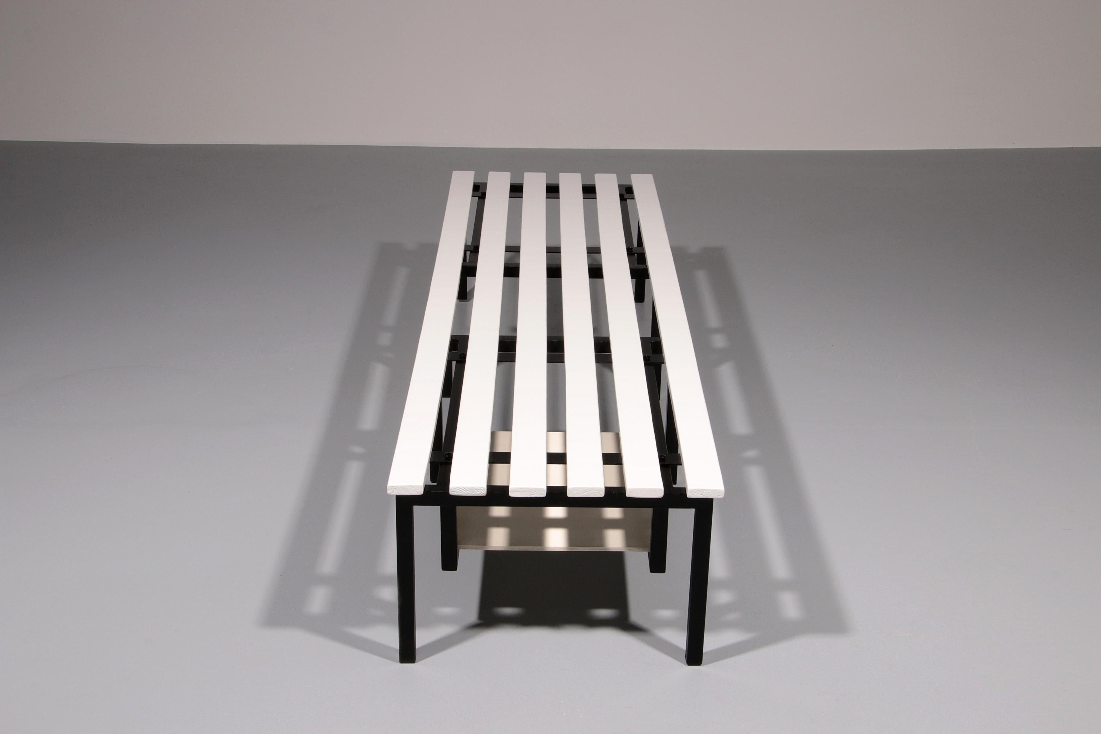 Néerlandais Elegance - Banc vintage en bois blanc avec piètement en métal noir - Un design Timeless en vente