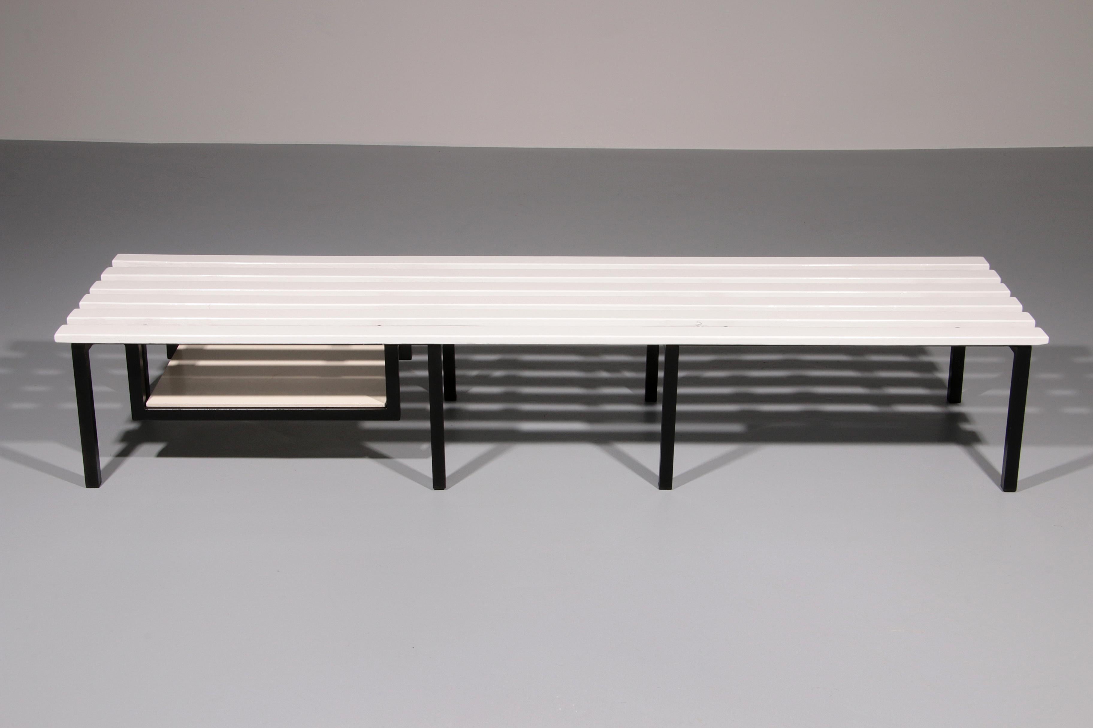 Elegance - Banc vintage en bois blanc avec piètement en métal noir - Un design Timeless Excellent état - En vente à Oirlo, LI