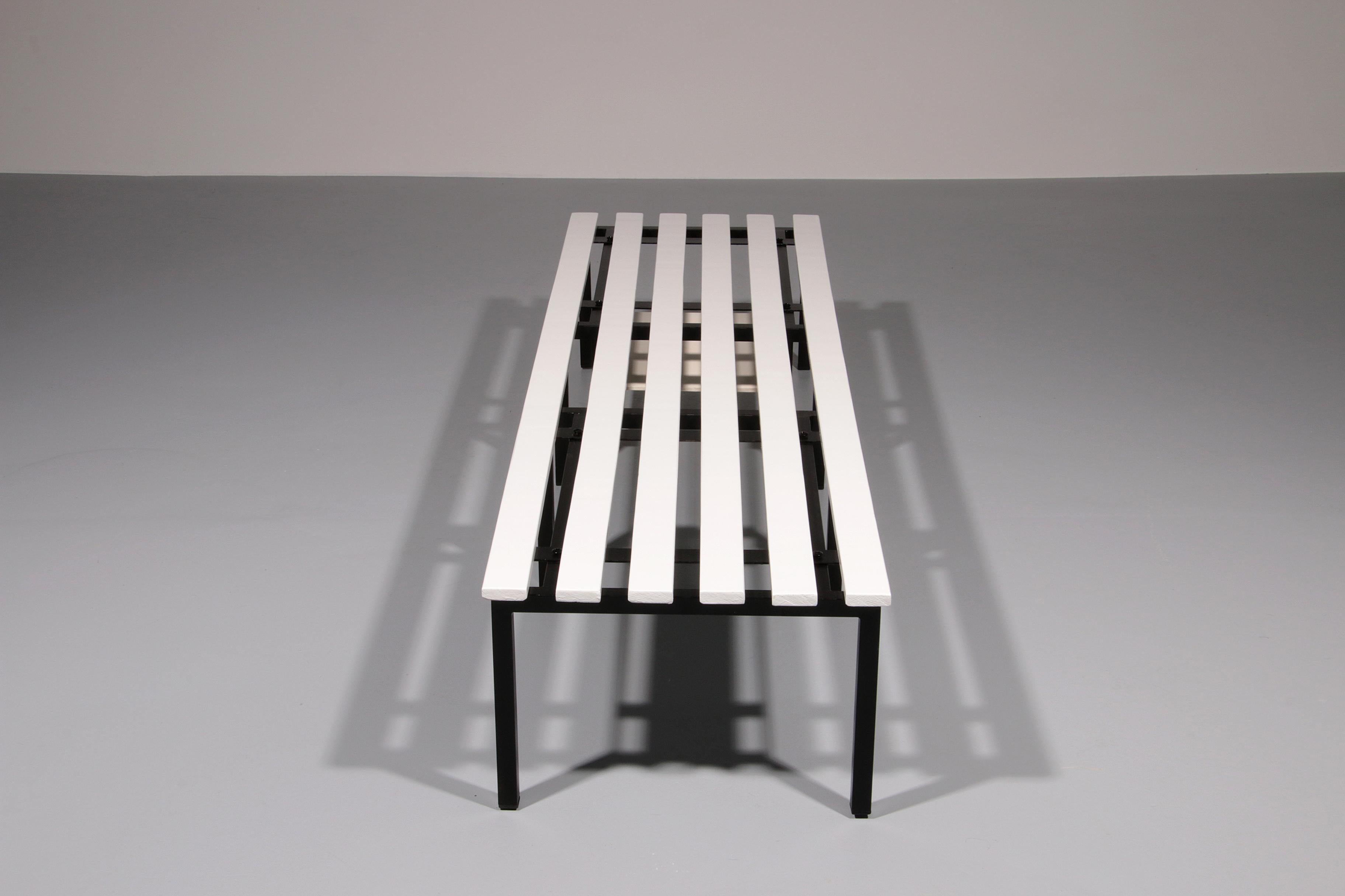 Milieu du XXe siècle Elegance - Banc vintage en bois blanc avec piètement en métal noir - Un design Timeless en vente