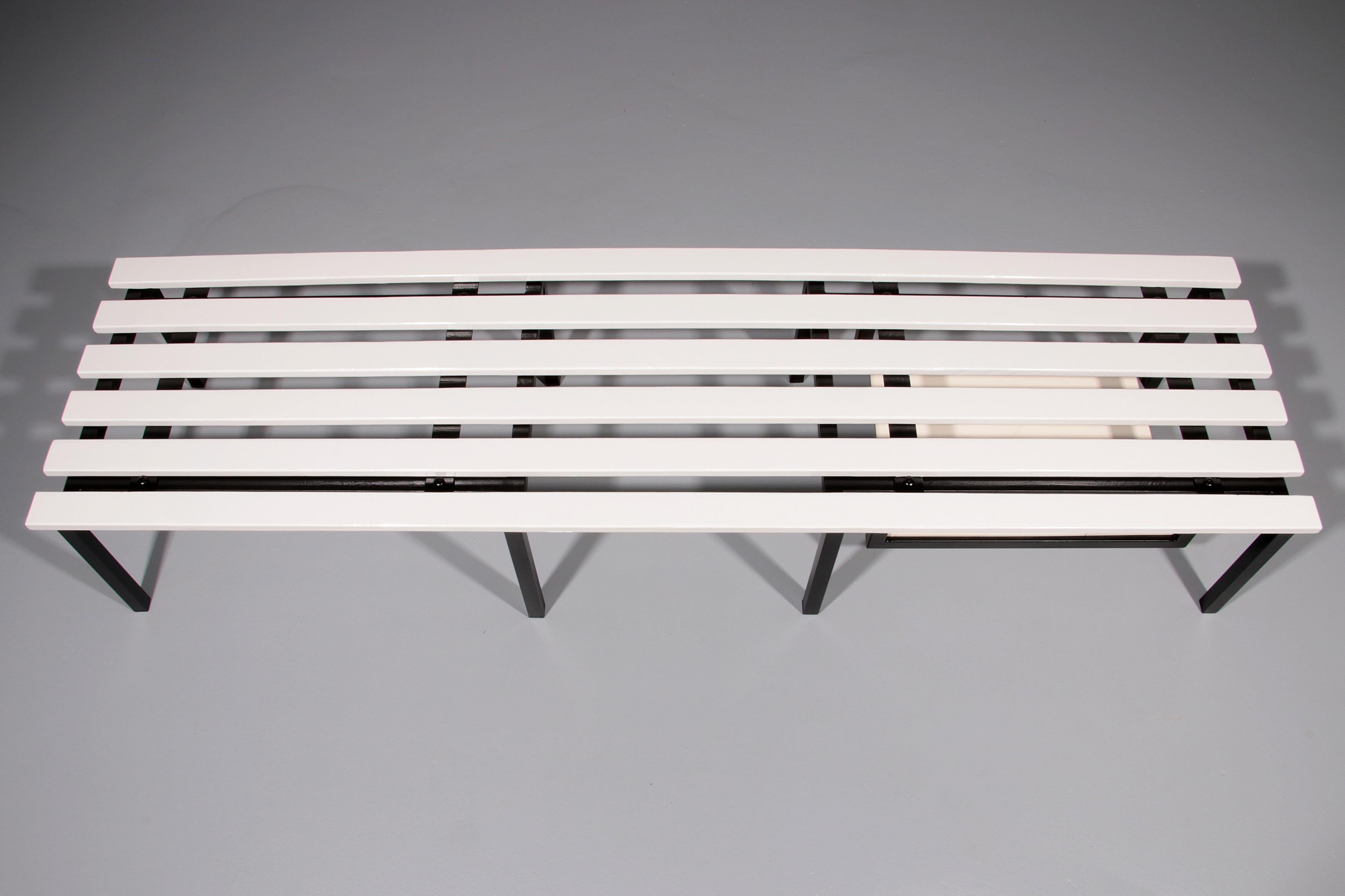 Métal Elegance - Banc vintage en bois blanc avec piètement en métal noir - Un design Timeless en vente
