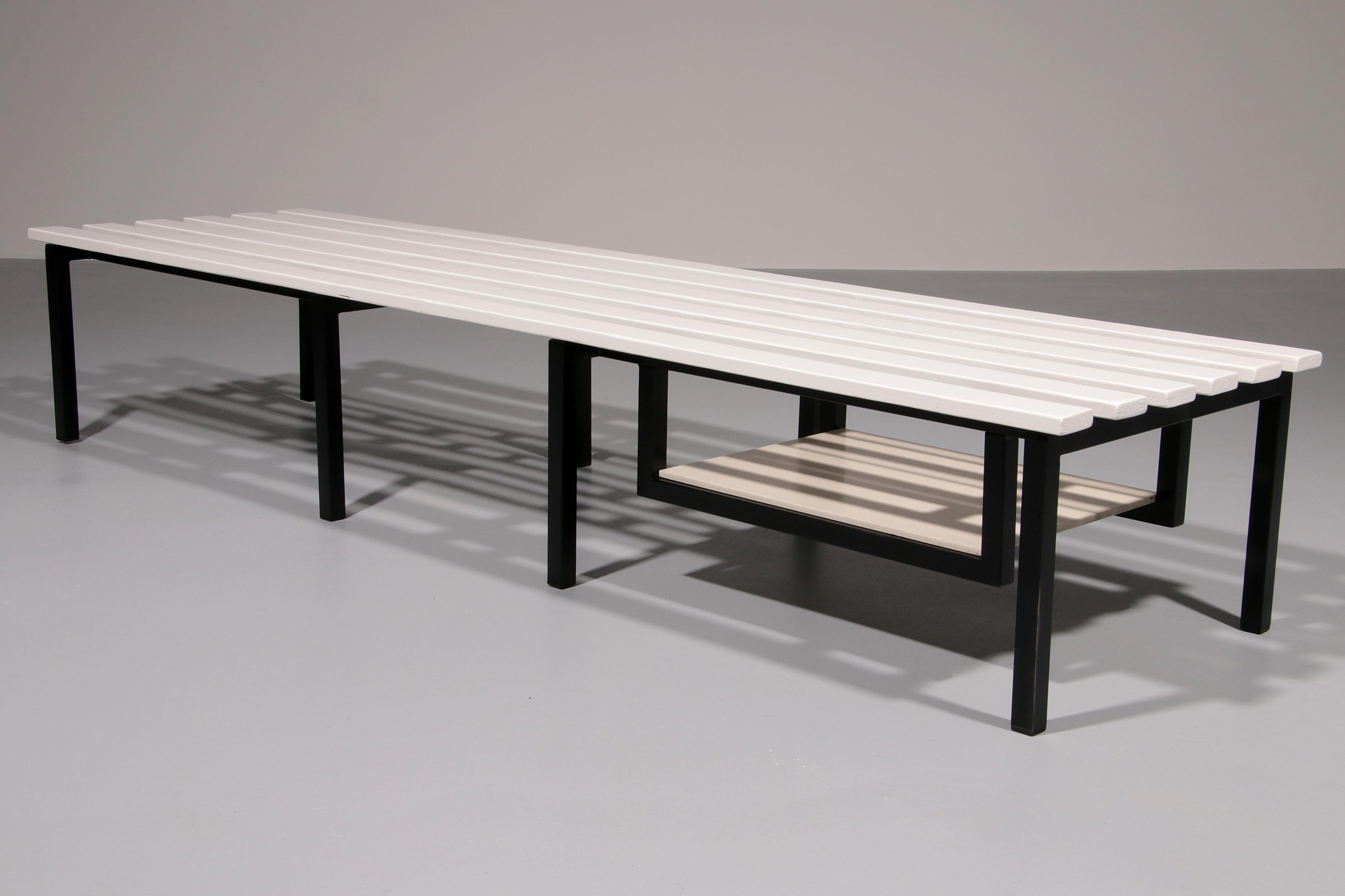 Elegance - Banc vintage en bois blanc avec piètement en métal noir - Un design Timeless en vente 1