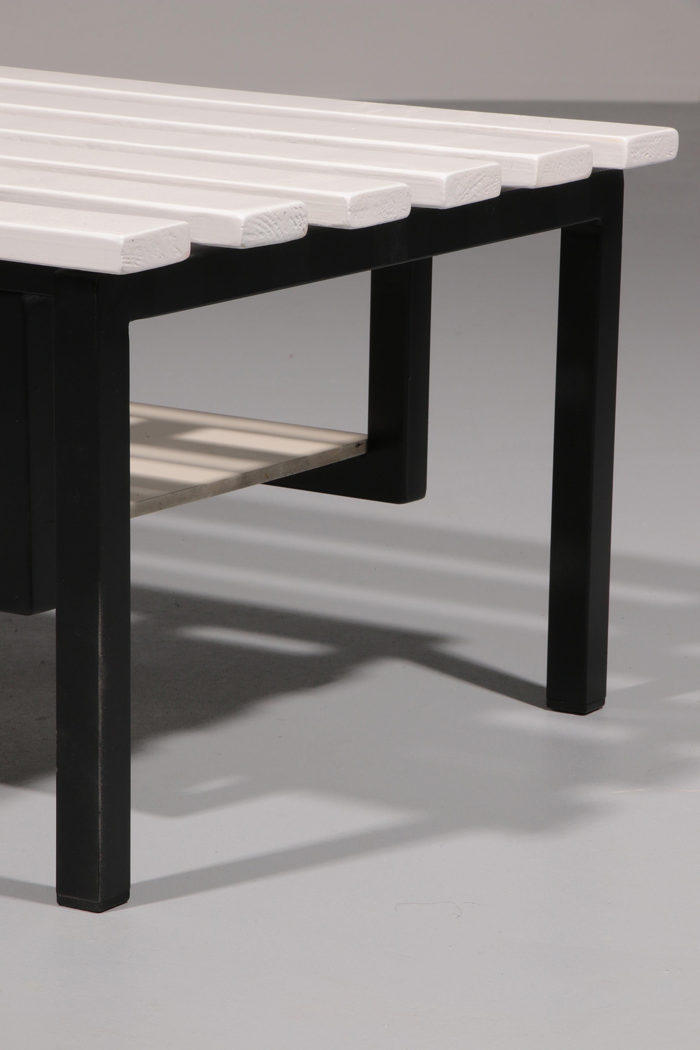 Elegance - Banc vintage en bois blanc avec piètement en métal noir - Un design Timeless en vente 2