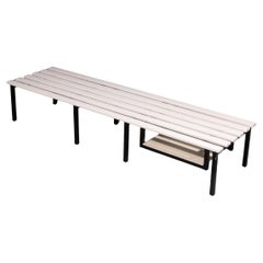 Elegante banco vintage de madera blanca con estructura metálica negra - Un diseño atemporal
