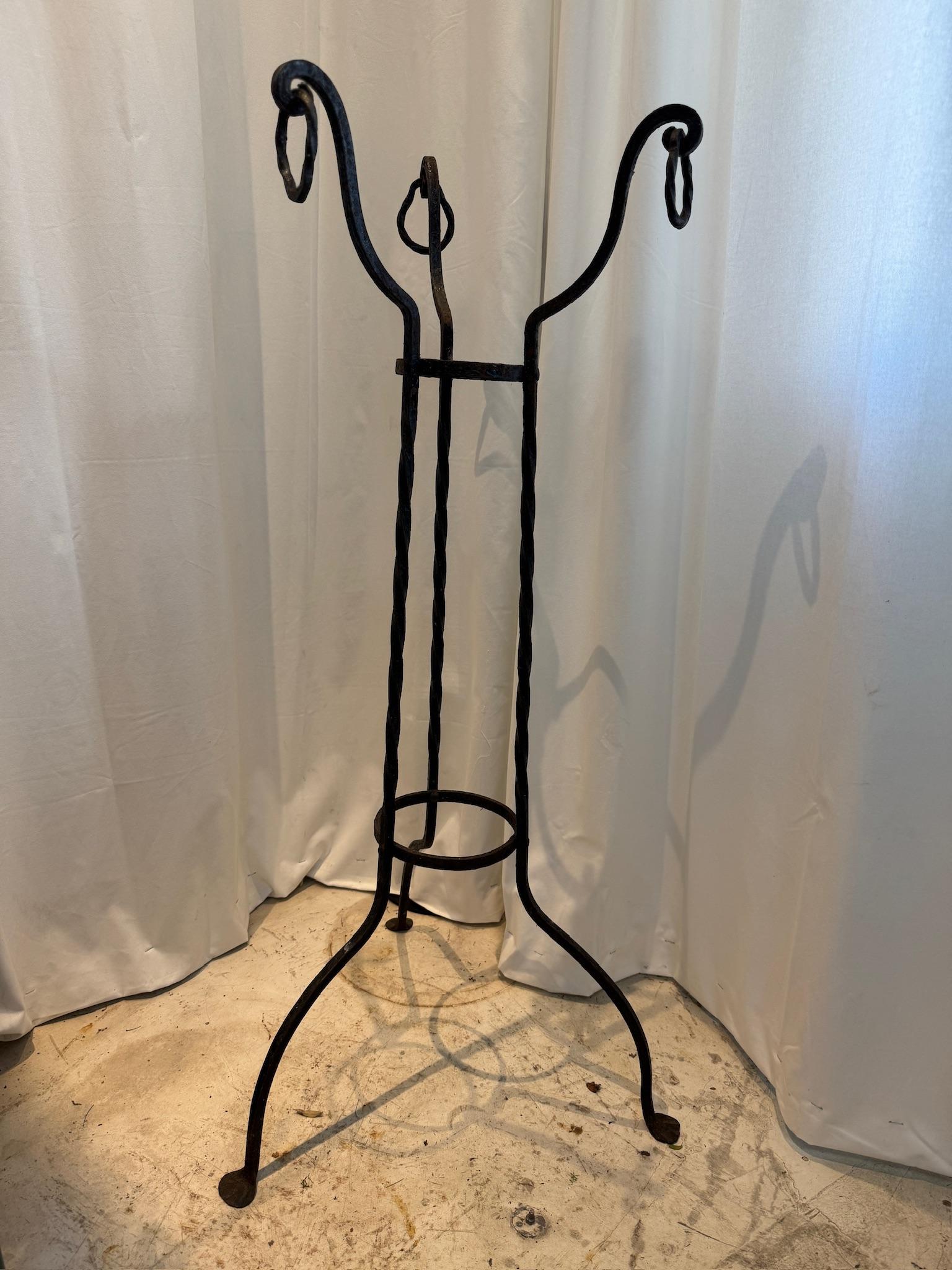 Dieser schmiedeeiserne Pflanzenständer im Vintage-Stil, ein wunderschönes, handgeschmiedetes Stück, das sowohl Eleganz als auch Langlebigkeit vereint, wertet Ihren Garten, Ihre Terrasse oder Ihren Innenbereich auf. Mit seinen komplizierten Details