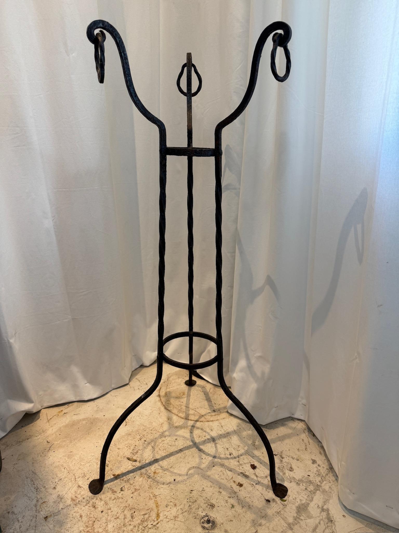 Eleganter schmiedeeiserner Stand für Pflanzen mit verdrehten Details (Rustikal) im Angebot