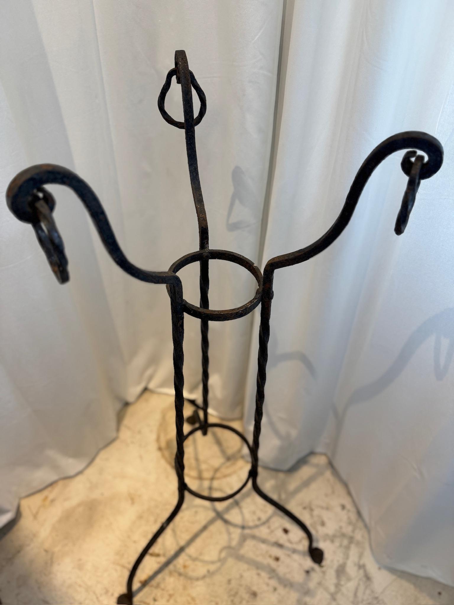 Eleganter schmiedeeiserner Stand für Pflanzen mit verdrehten Details (Geschmiedet) im Angebot