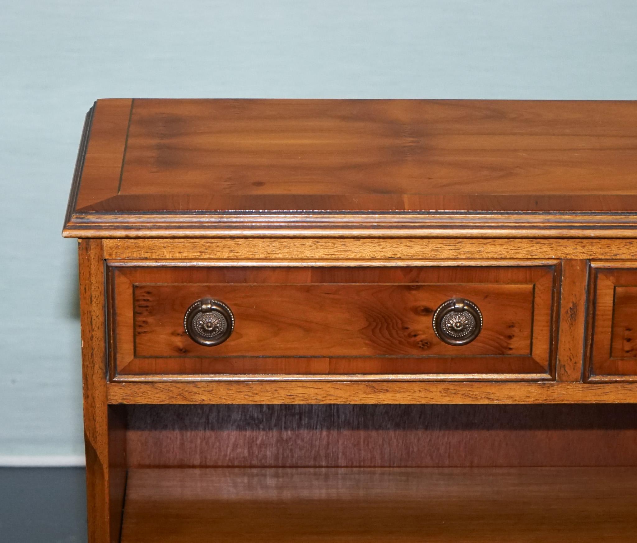 Elegant meuble à livres d'époque en bois de chêne vert avec deux tiroirs de rangement en vente 3