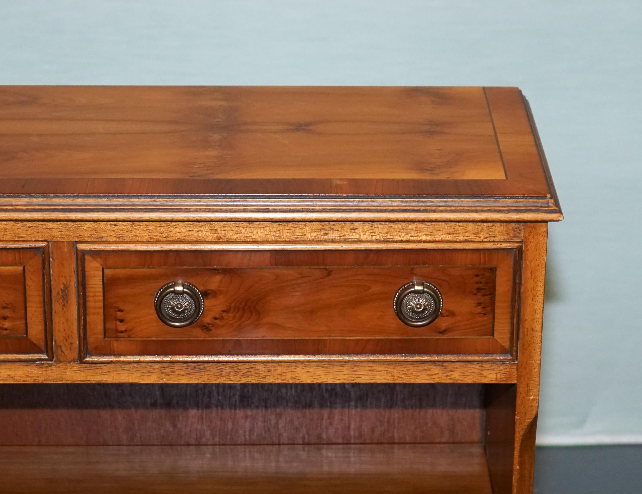 Elegant meuble à livres d'époque en bois de chêne vert avec deux tiroirs de rangement en vente 4
