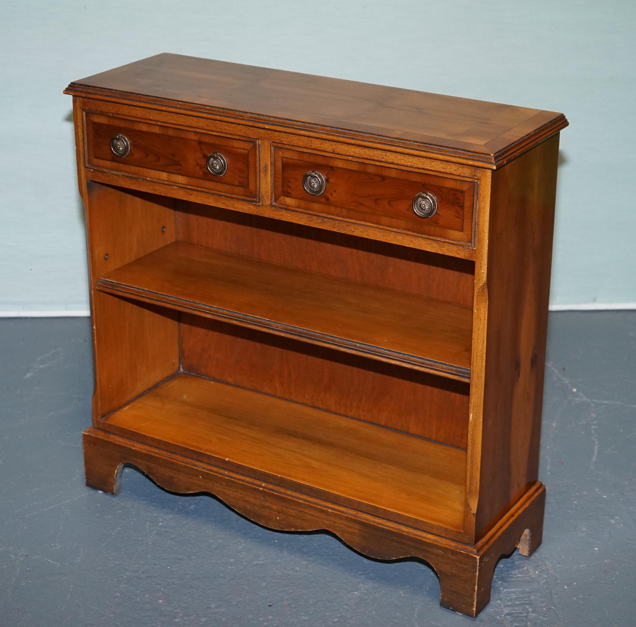 
Antiquités de Londres



Élégante bibliothèque basse en bois d'if vintage comprenant deux tiroirs supérieurs avec des poignées traditionnelles en laiton et deux étagères ouvertes fixes pour les livres ou la présentation. 

Le plateau met en valeur