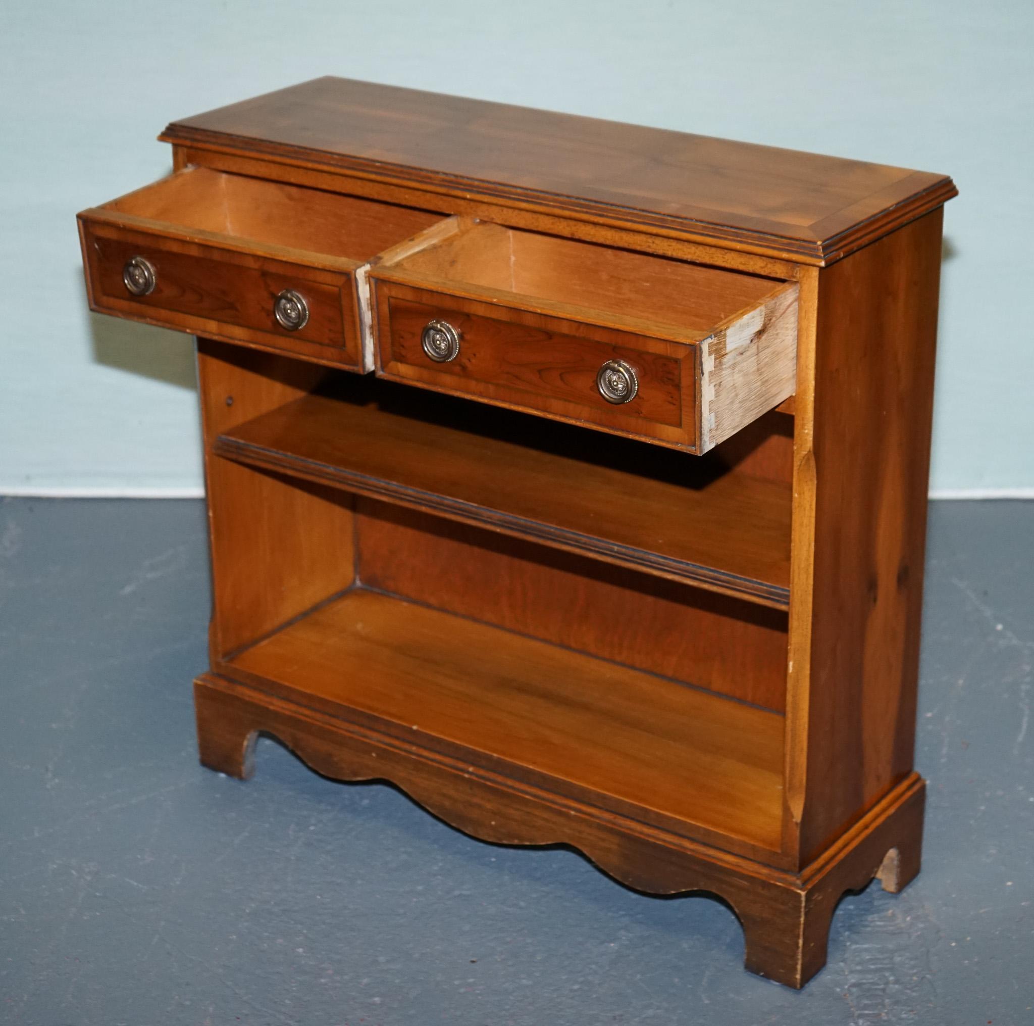 Britannique Elegant meuble à livres d'époque en bois de chêne vert avec deux tiroirs de rangement en vente