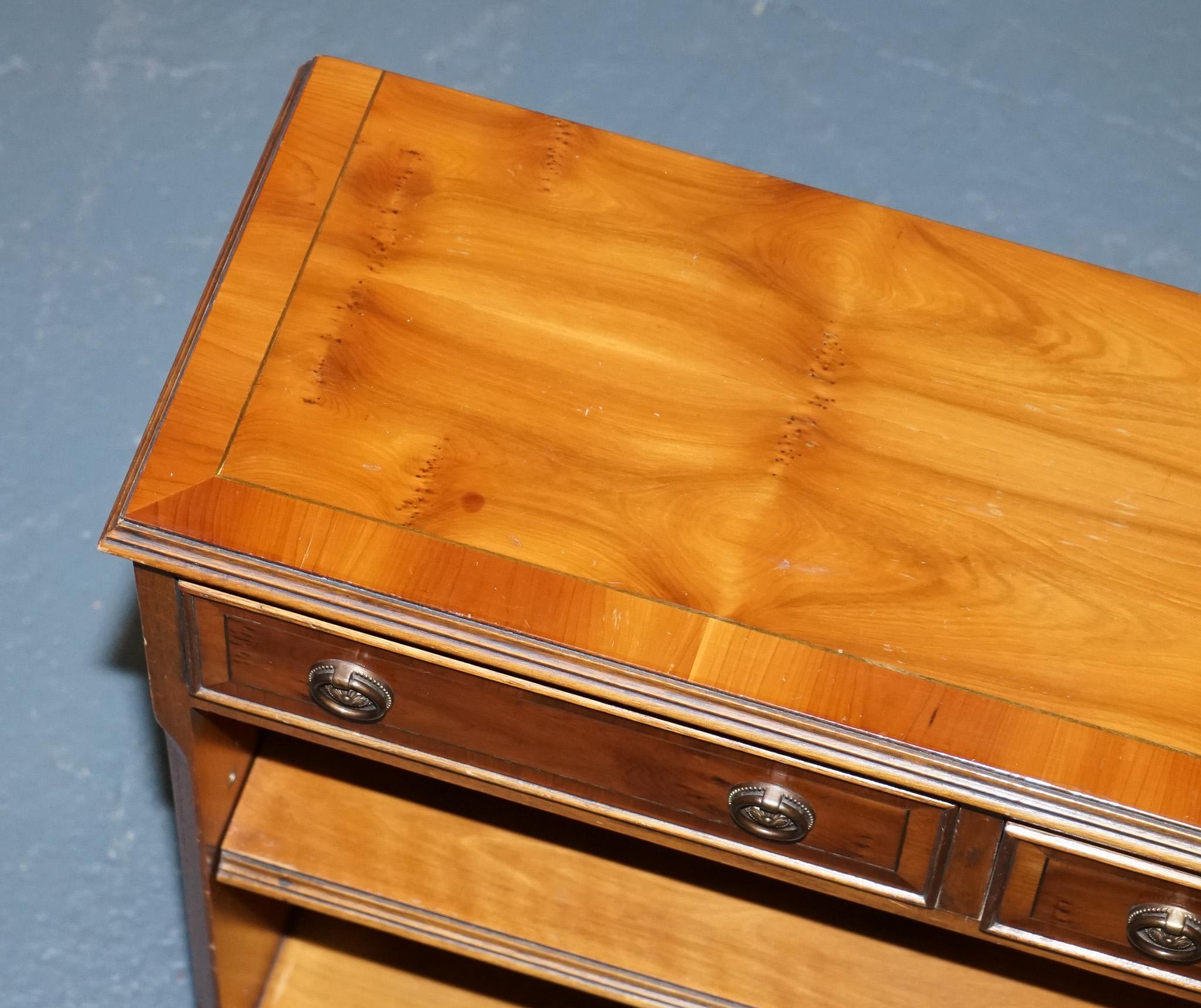 If Elegant meuble à livres d'époque en bois de chêne vert avec deux tiroirs de rangement en vente