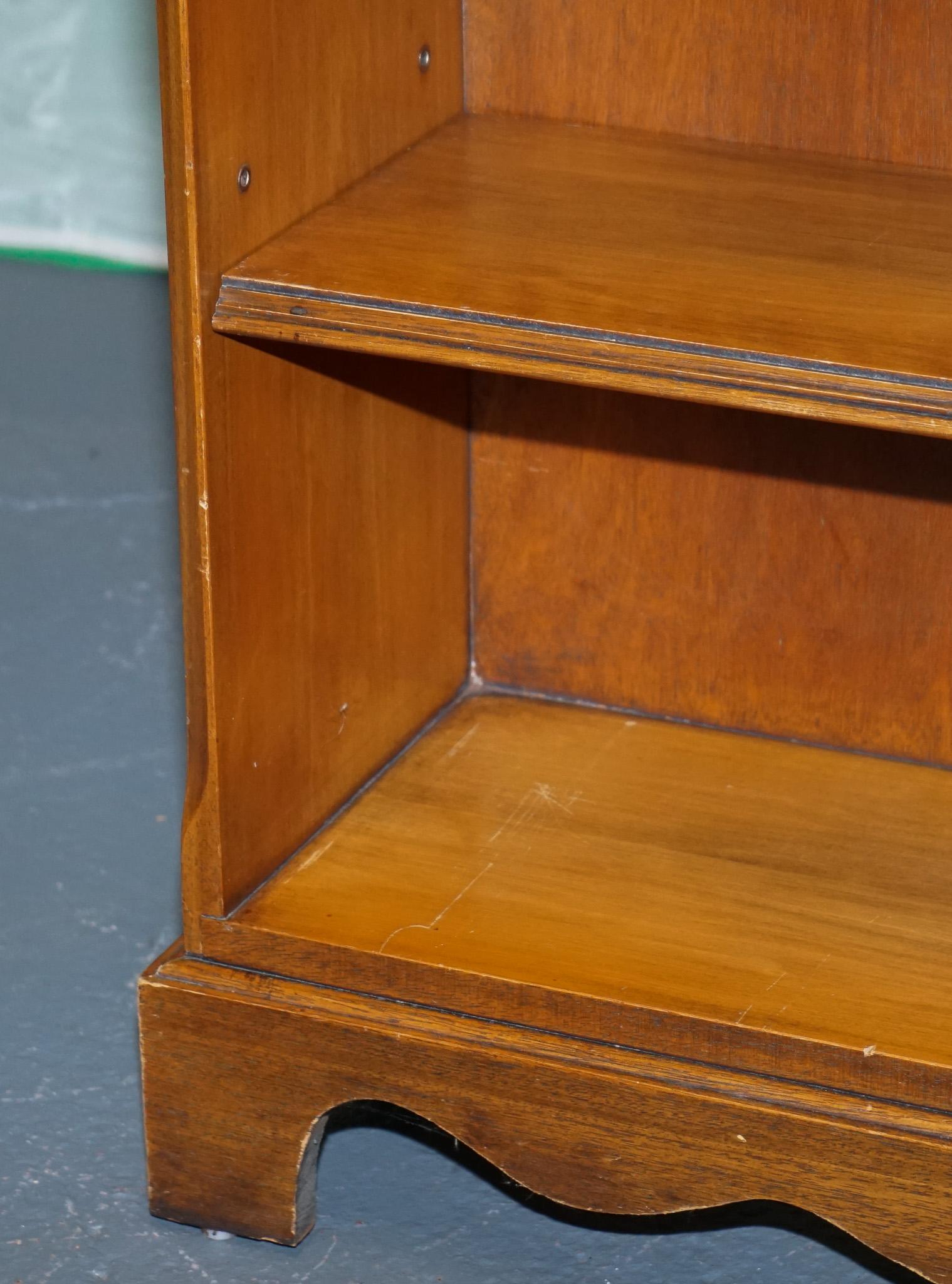 Elegant meuble à livres d'époque en bois de chêne vert avec deux tiroirs de rangement en vente 2