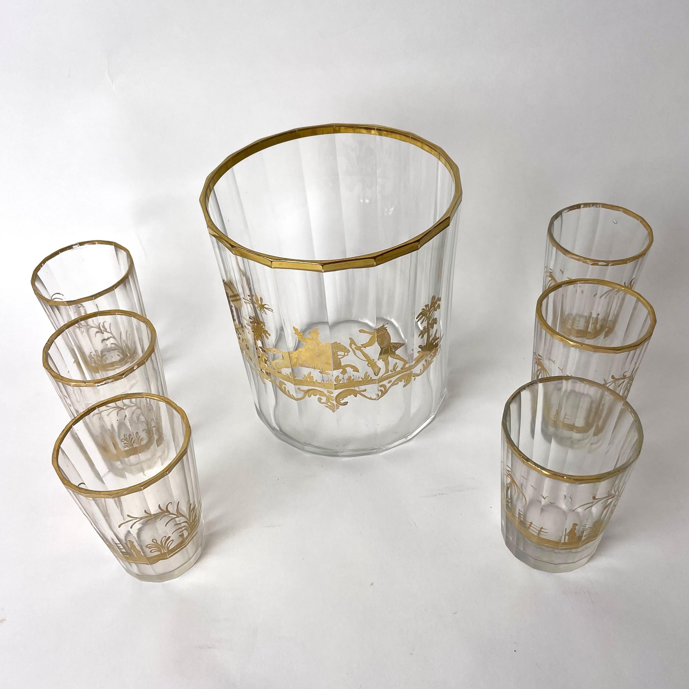 Elegant service à vodka en verre de cristal de la première moitié du 19e siècle. Belle décoration dorée sur le bol à vodka et les six verres qui l'accompagnent. 

Dimensions :

Bol, hauteur 14 cm, diamètre 13 cm

Six verres, hauteur 8,5 cm, diamètre