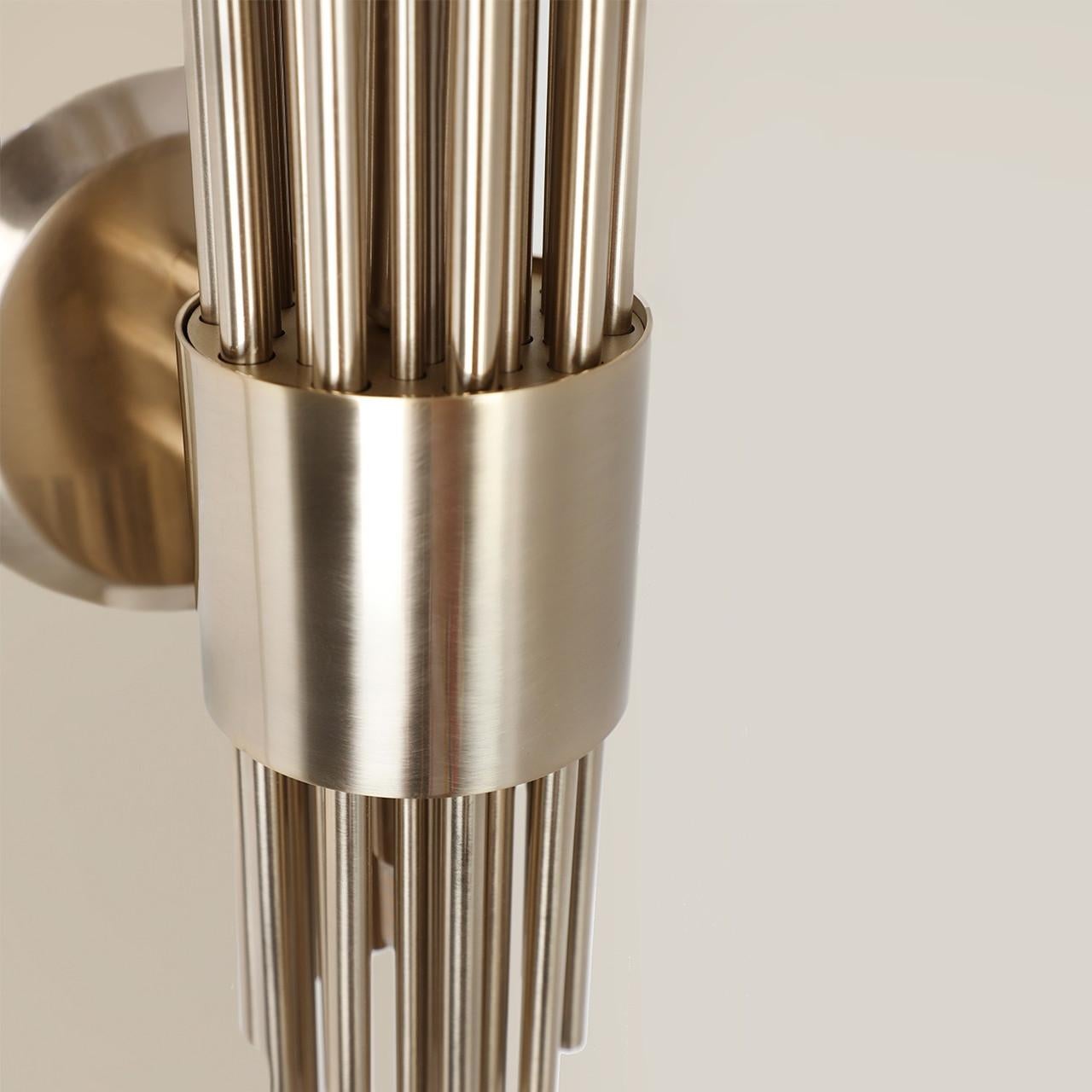 Elegance Wall Light avec de longs tubes en laiton plaqué or en vente 2