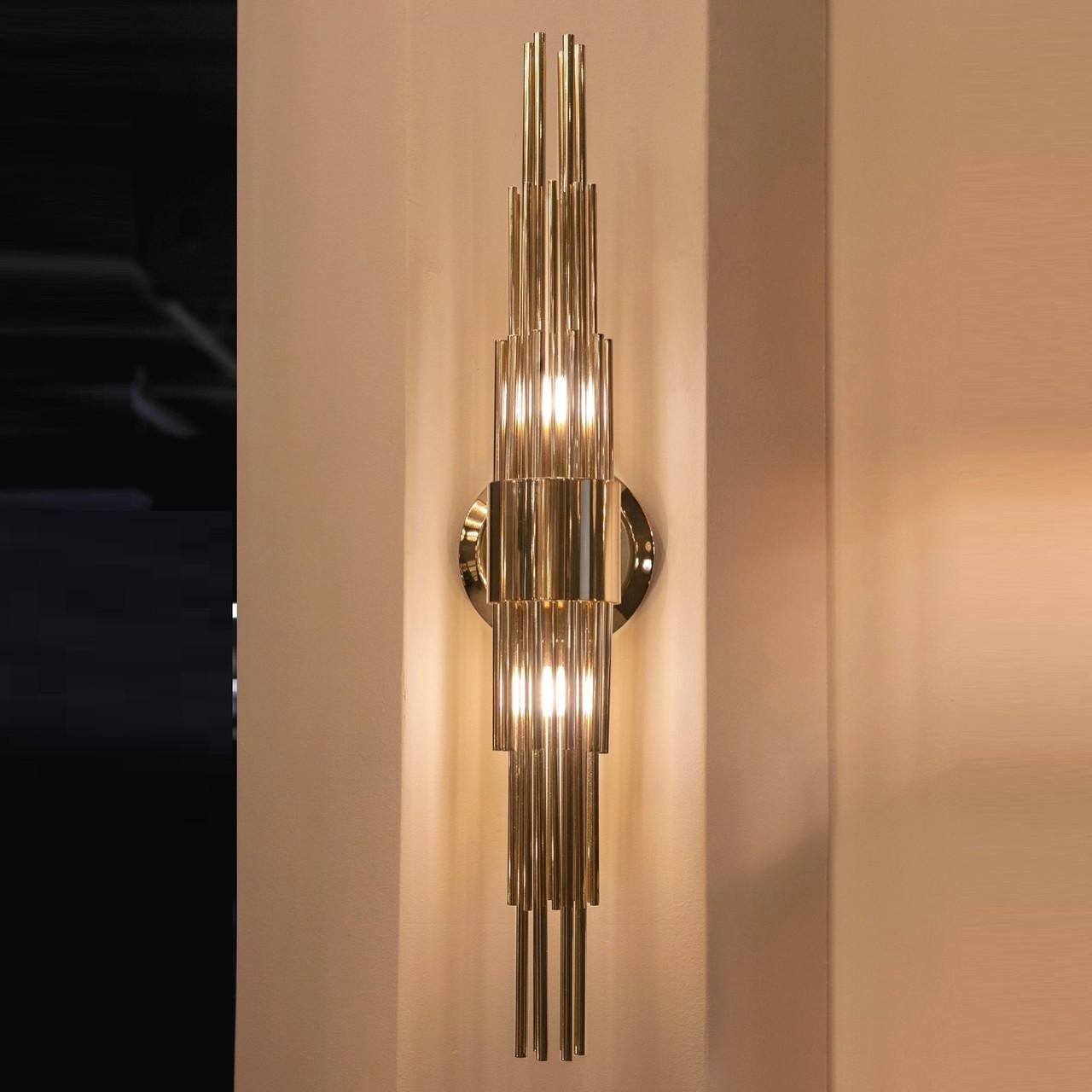 Européen Elegance Wall Light avec de longs tubes en laiton plaqué or en vente