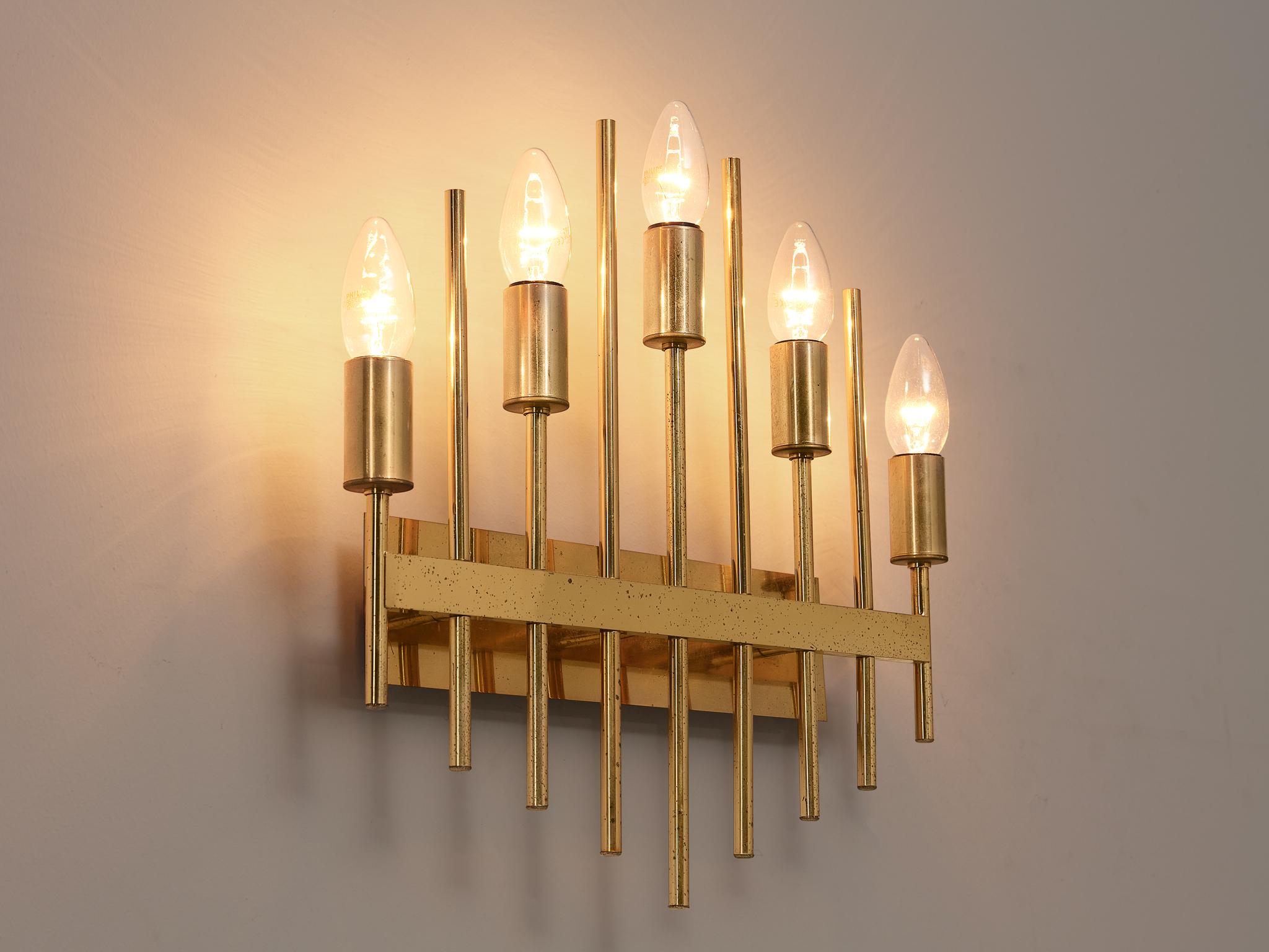 Wall light, brass, Europe, 1960s. 

This eccentric wall light is executed in brass. The design features a beautiful fixture constructed of brass tubes that are elegantly shaped. Five tubes hold each a cylindrical light socket. The lamp adds