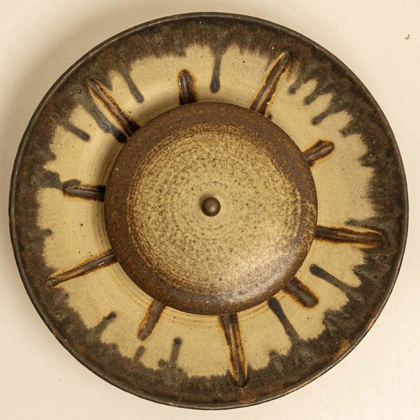 Spectacular circular ceramic wall light, with beautiful accents. Manufactured in Denmark in the 1970s. In excellent condition, in the style of Axella. A beautiful wall light that complements many interiors. Illuminates beautifully.

Cleaned,