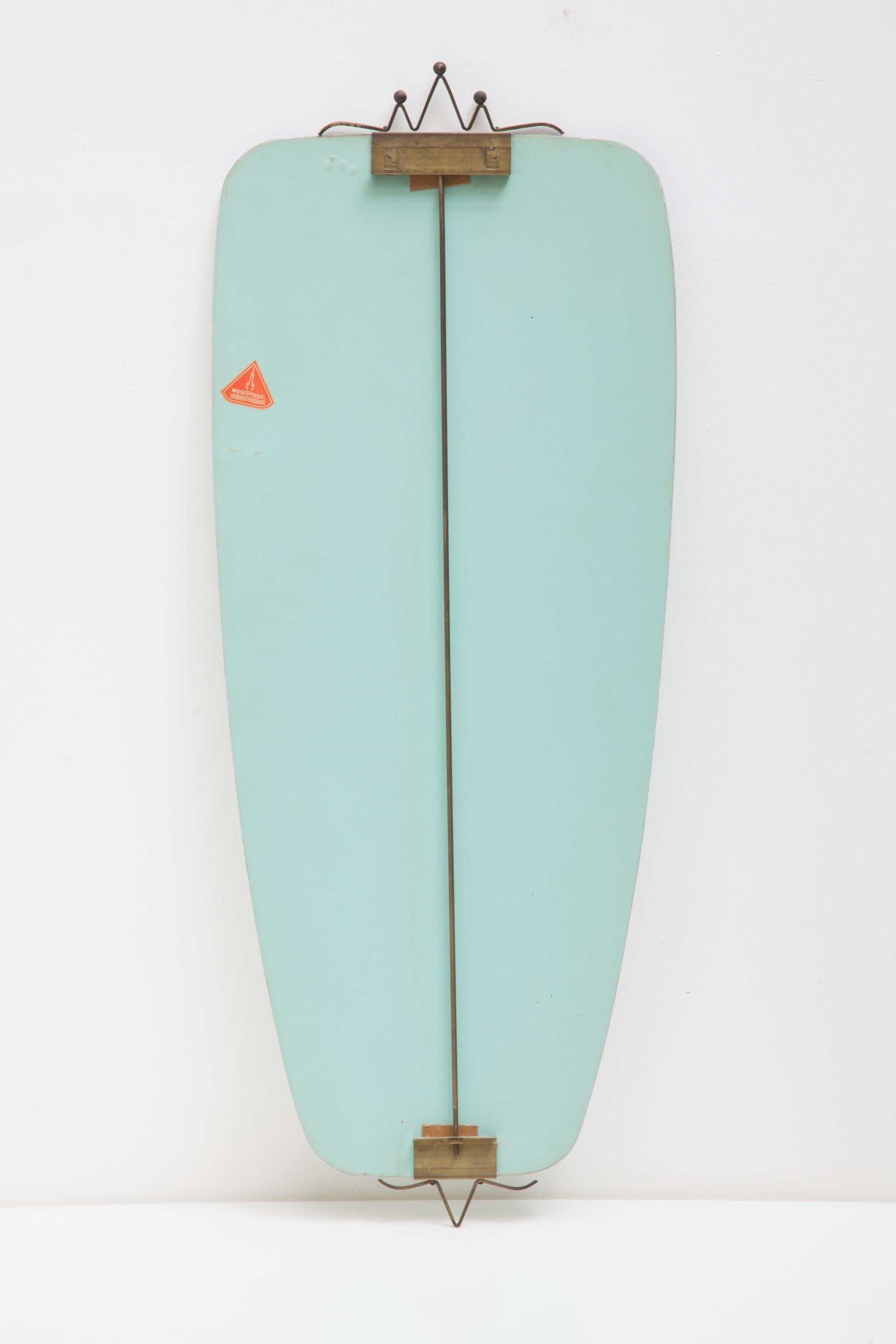 Elegante Espejo de Pared con Elementos de Latón, Años 60 Alemania en Bueno estado para la venta en Antwerp, BE