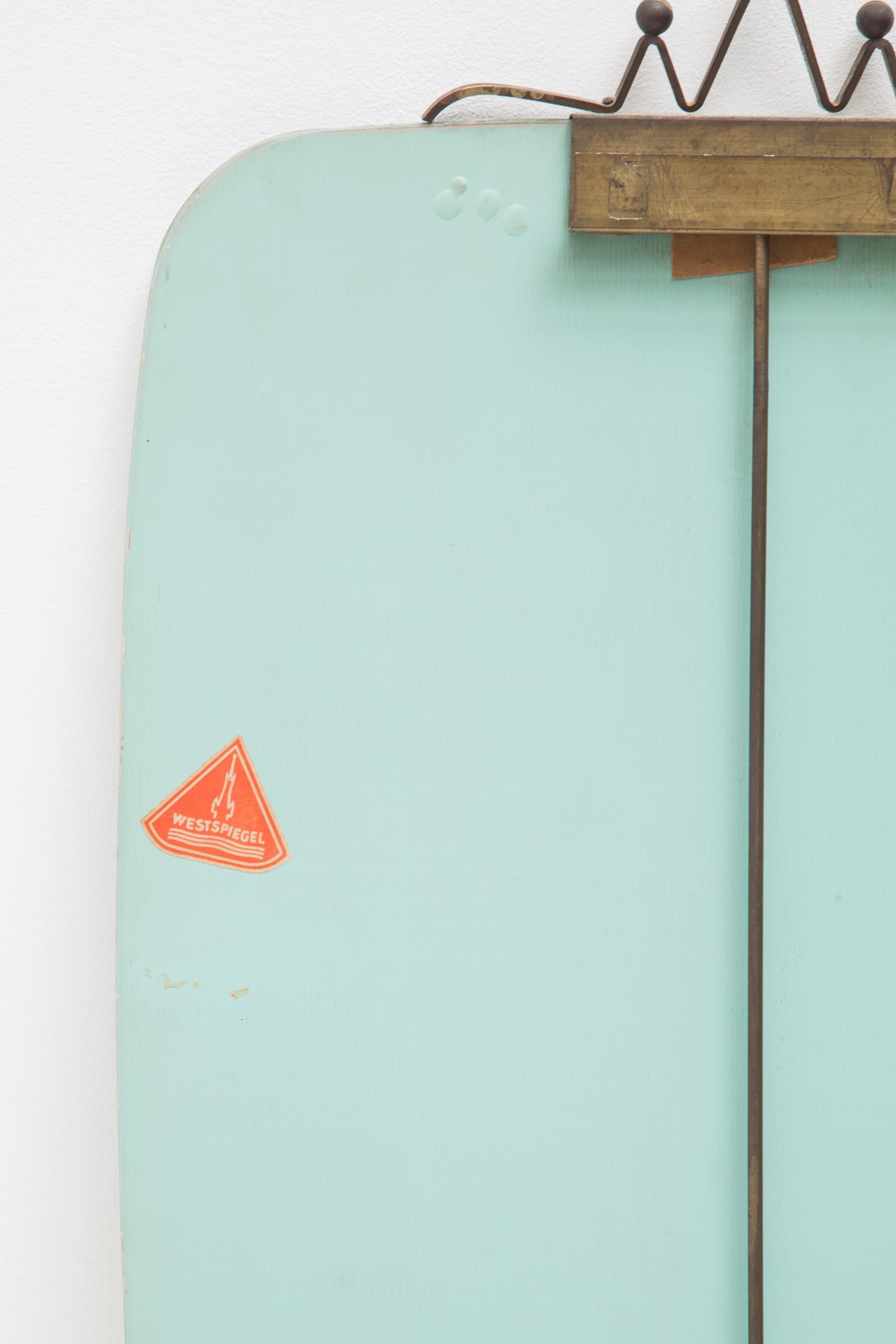 Elegante Espejo de Pared con Elementos de Latón, Años 60 Alemania mediados del siglo XX en venta