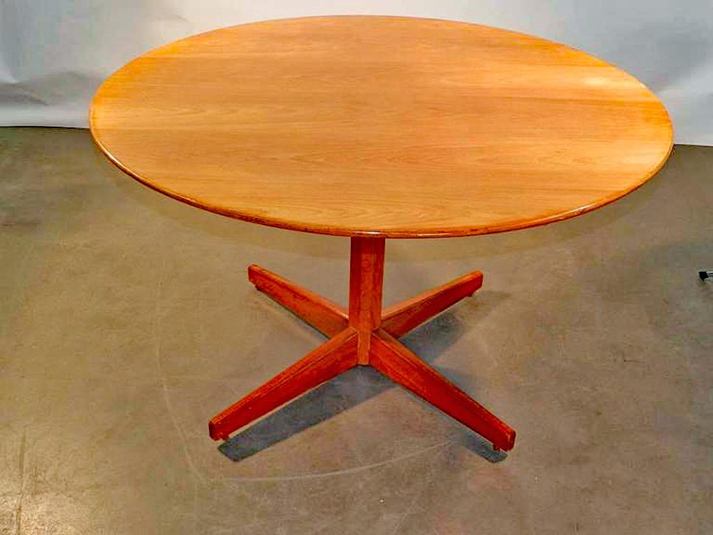 European Elegant walnut Dining Room Table, circa 1960 For Sale
