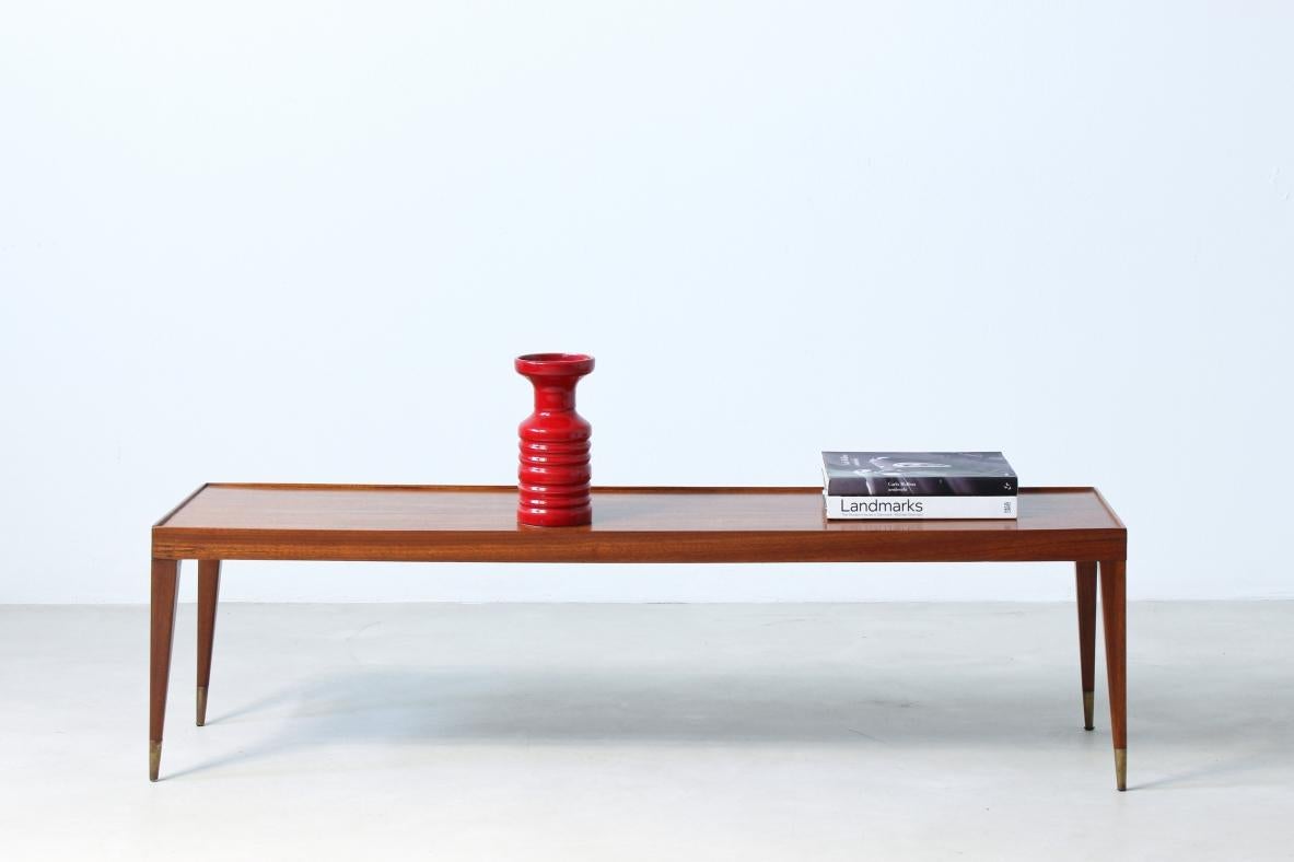 COD-2273
Eleganter niedriger Tisch aus Mahagoni mit schönen dünnen Beinen und Messingspitzen. Schwarzes Opalglas auf der Oberseite.

Italienische Herstellung, 1950er Jahre

140x38xh38 cm