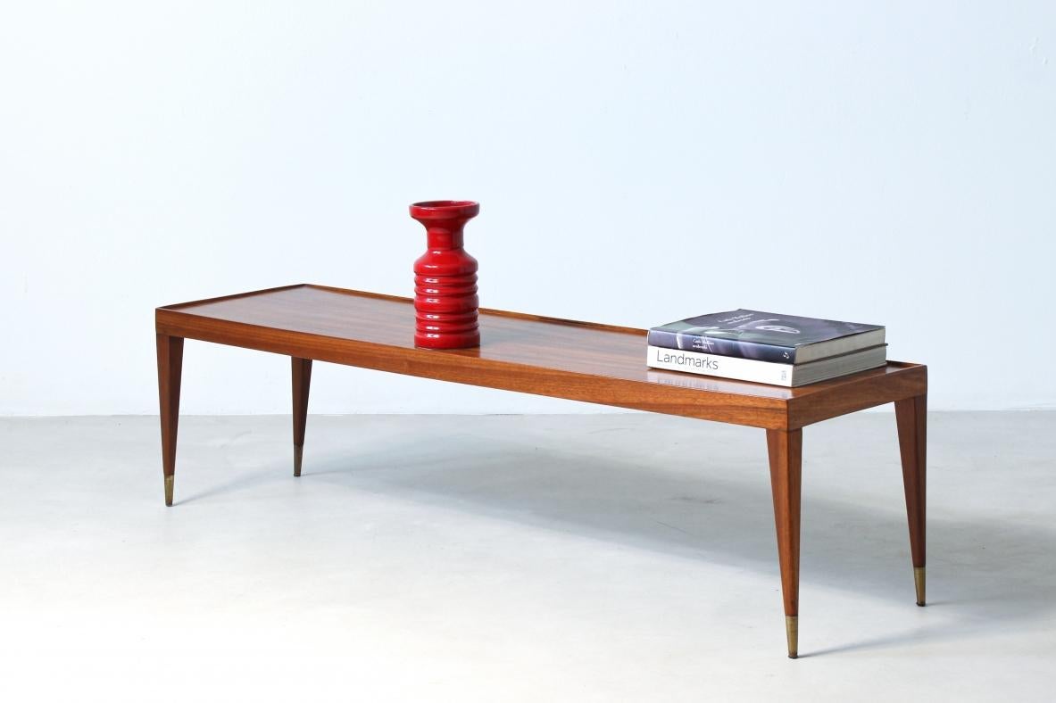 Eleganter niedriger Tisch aus Nussbaumholz mit schönen dünnen Beinen (Moderne der Mitte des Jahrhunderts) im Angebot
