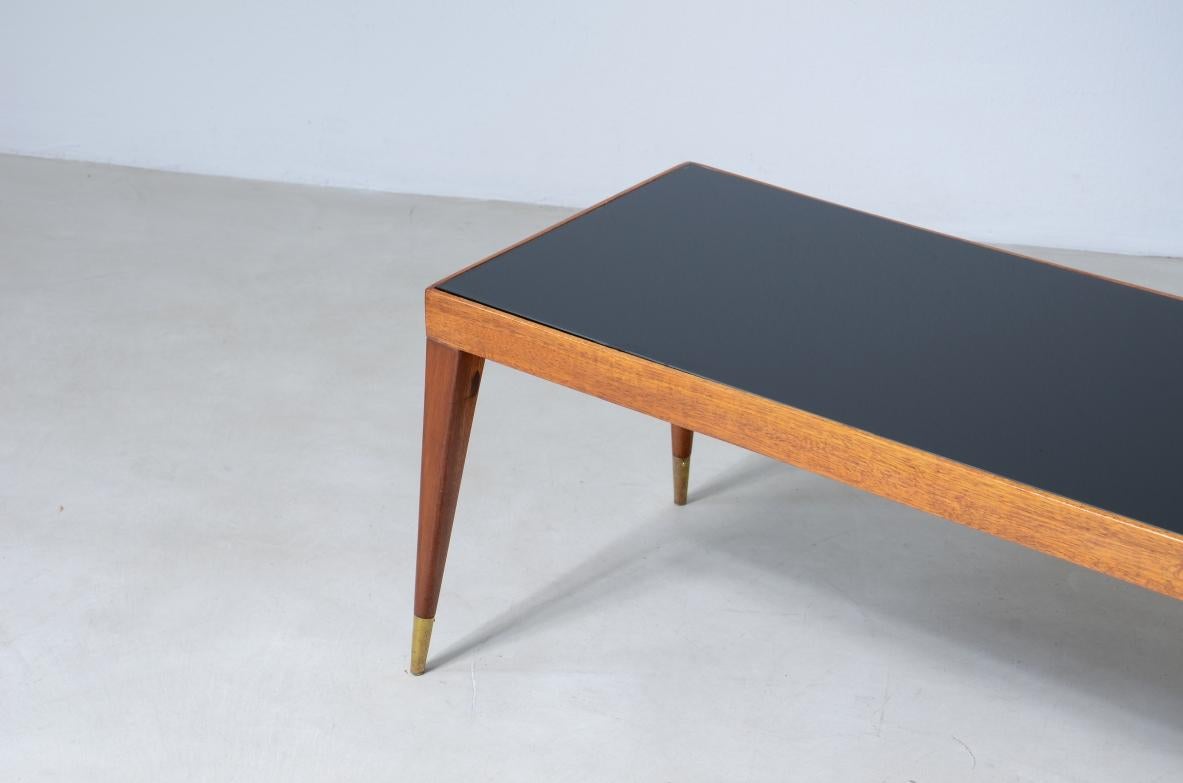 Eleganter niedriger Tisch aus Nussbaumholz mit schönen dünnen Beinen im Zustand „Hervorragend“ im Angebot in Milano, IT
