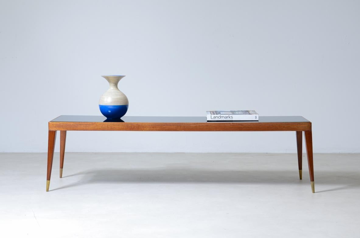 Eleganter niedriger Tisch aus Nussbaumholz mit schönen dünnen Beinen (Walnuss) im Angebot