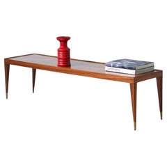 Eleganter niedriger Tisch aus Nussbaumholz mit schönen dünnen Beinen
