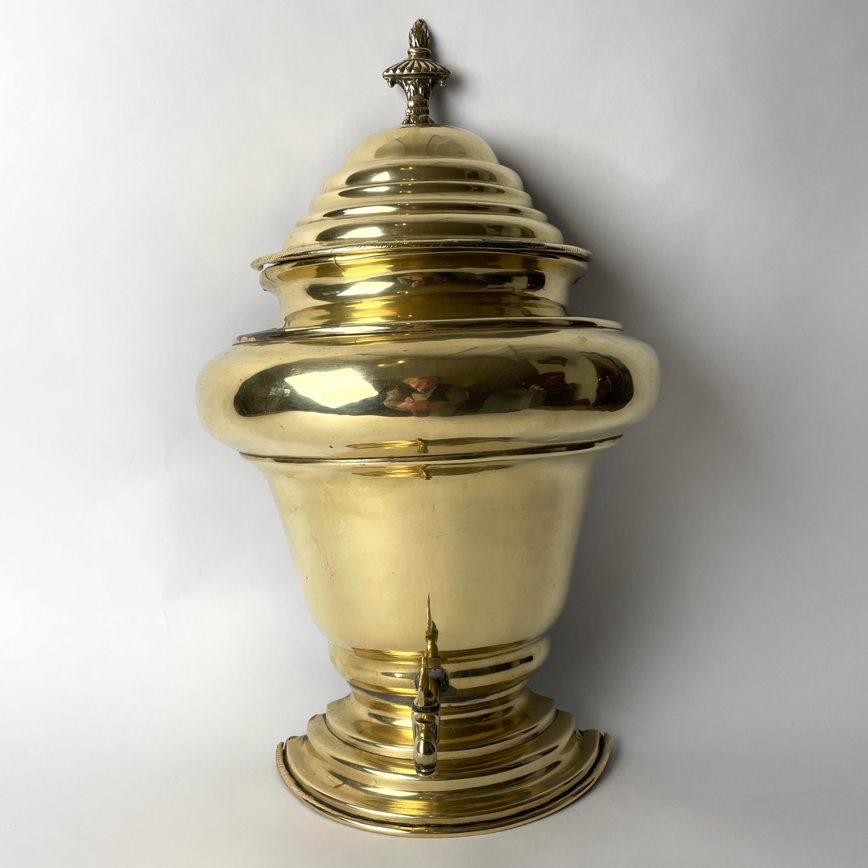 Eleganza della cisterna d'acqua con rubinetto da appendere a parete in ottone, risalente agli inizi del XIX secolo. Probabilmente è stato prodotto in Italia o in Francia. Con una patina affascinante. Perfetto come bellissimo dettaglio d'interni in