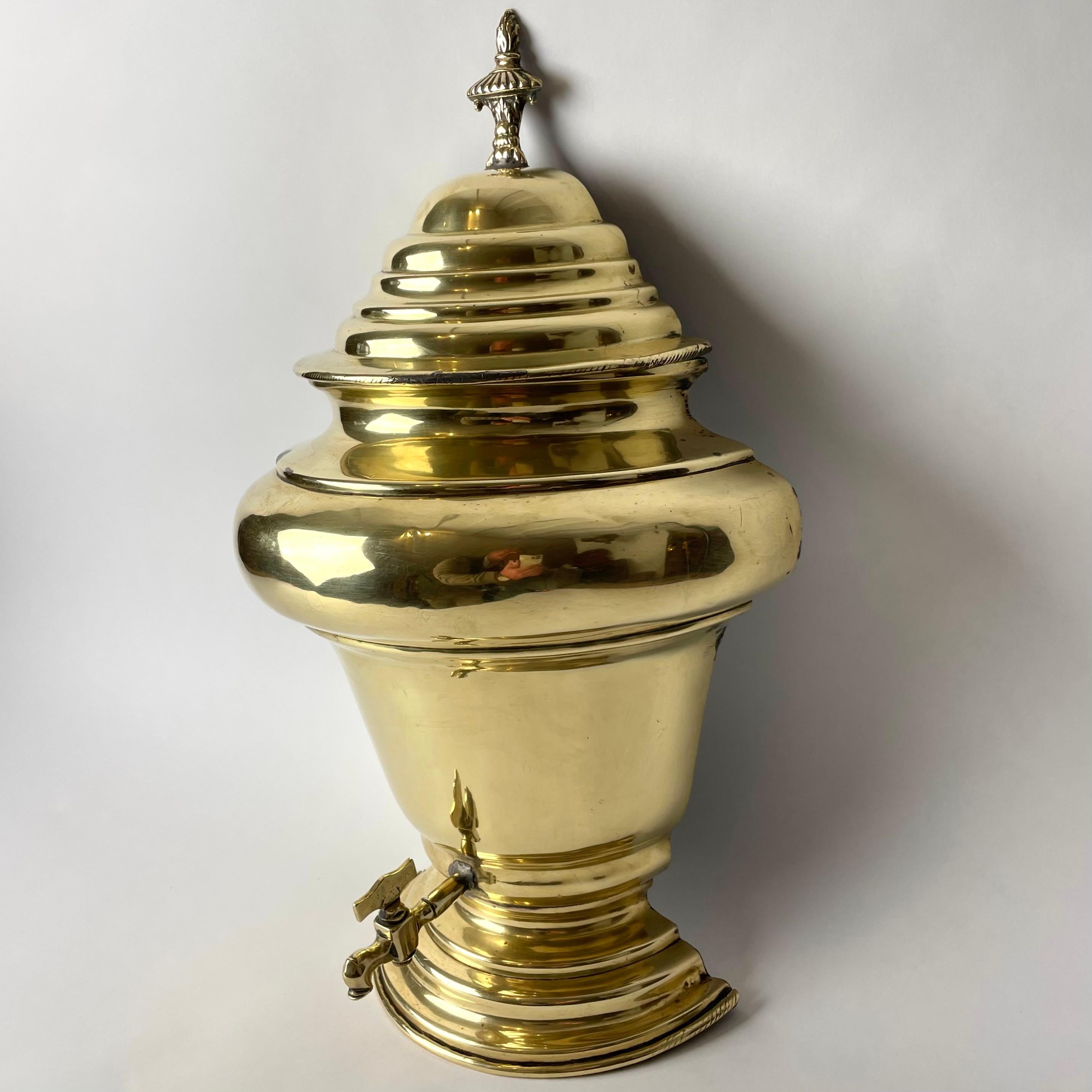 European Elegant Water Cistern with tap for wall hanging in brass from early 19th Century For Sale