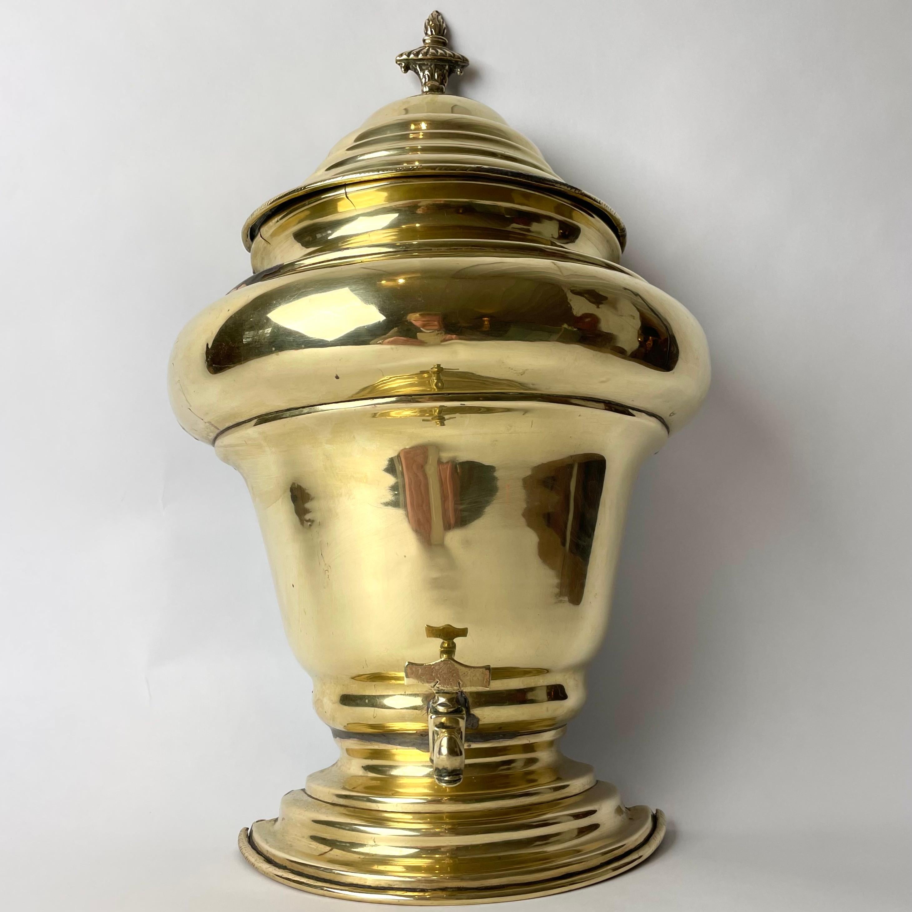 Elegant Water Cistern with tap for wall hanging in brass from early 19th Century In Good Condition For Sale In Knivsta, SE