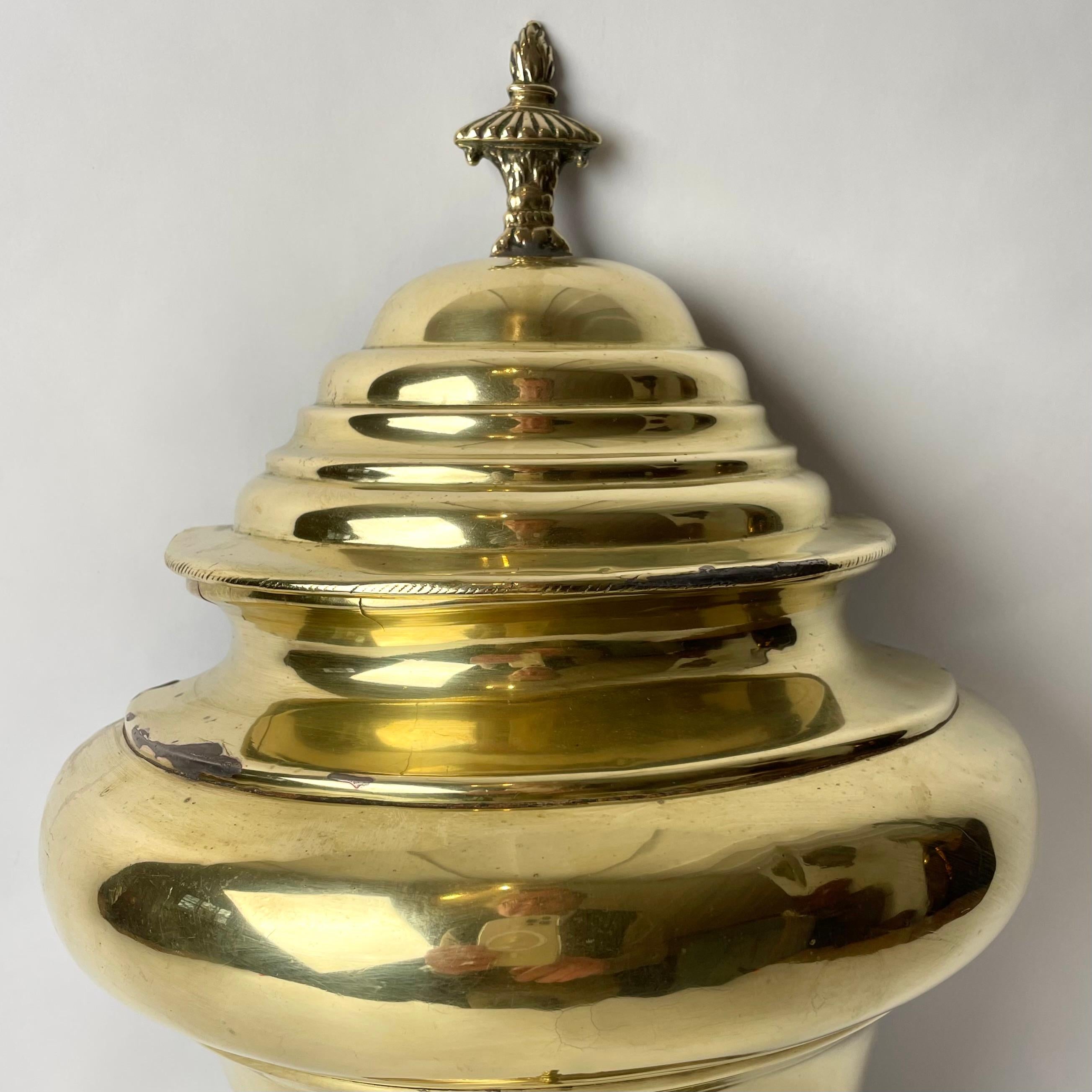 Elegant Water Cistern with tap for wall hanging in brass from early 19th Century For Sale 1