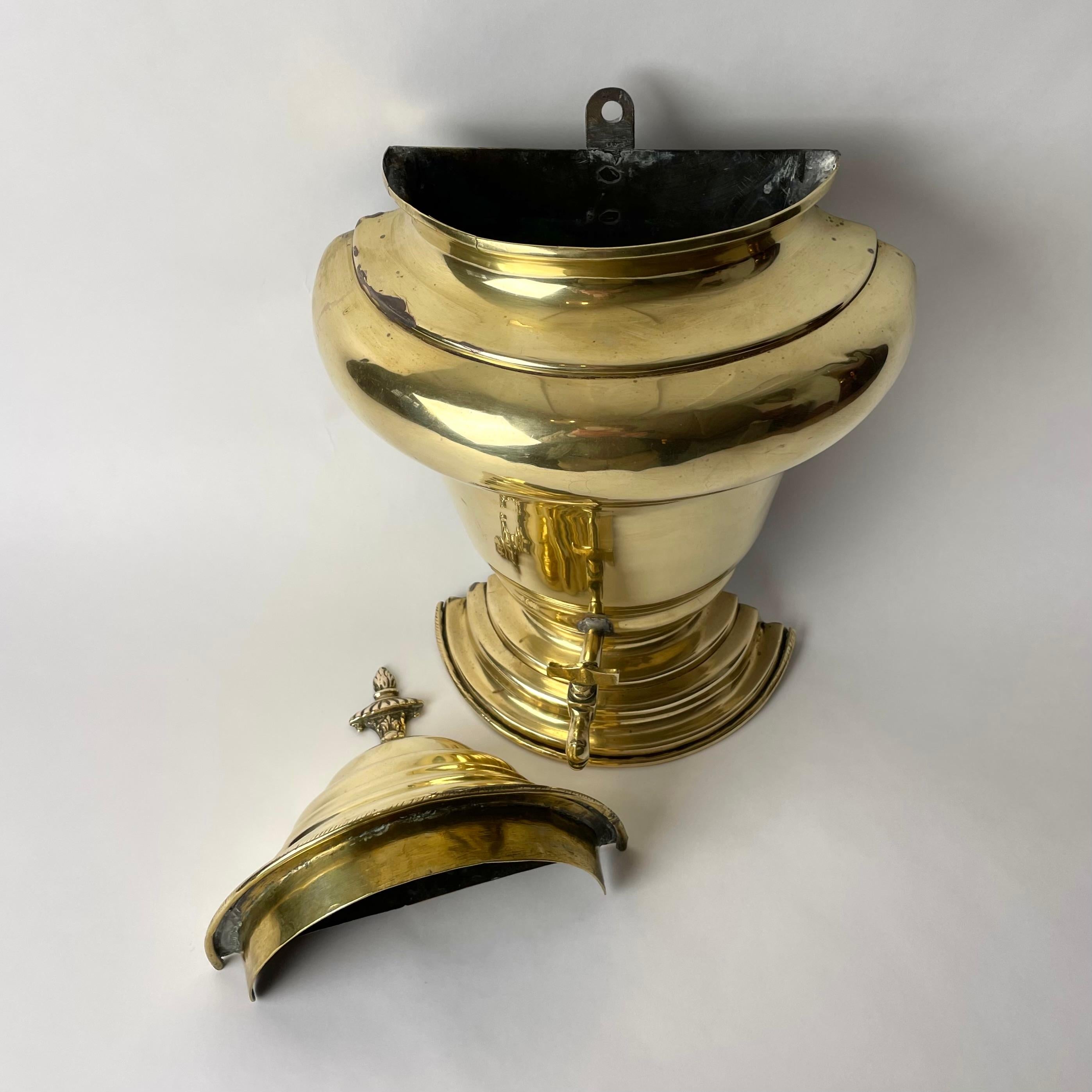 Eleganza della cisterna d'acqua con rubinetto da appendere a parete, in ottone, dell'inizio del XIX secolo. in vendita 2