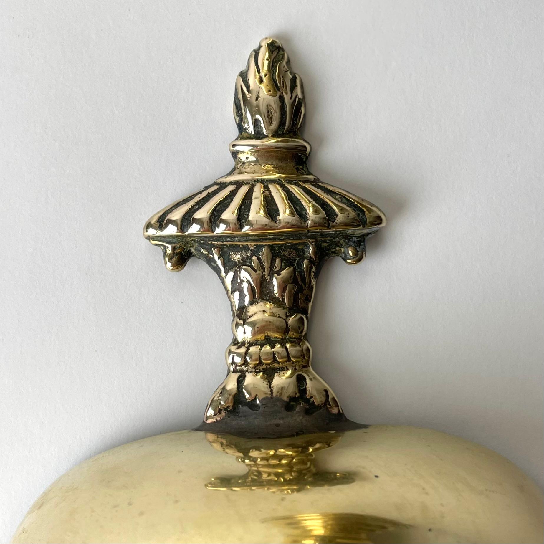 Elegant Water Cistern with tap for wall hanging in brass from early 19th Century For Sale 3